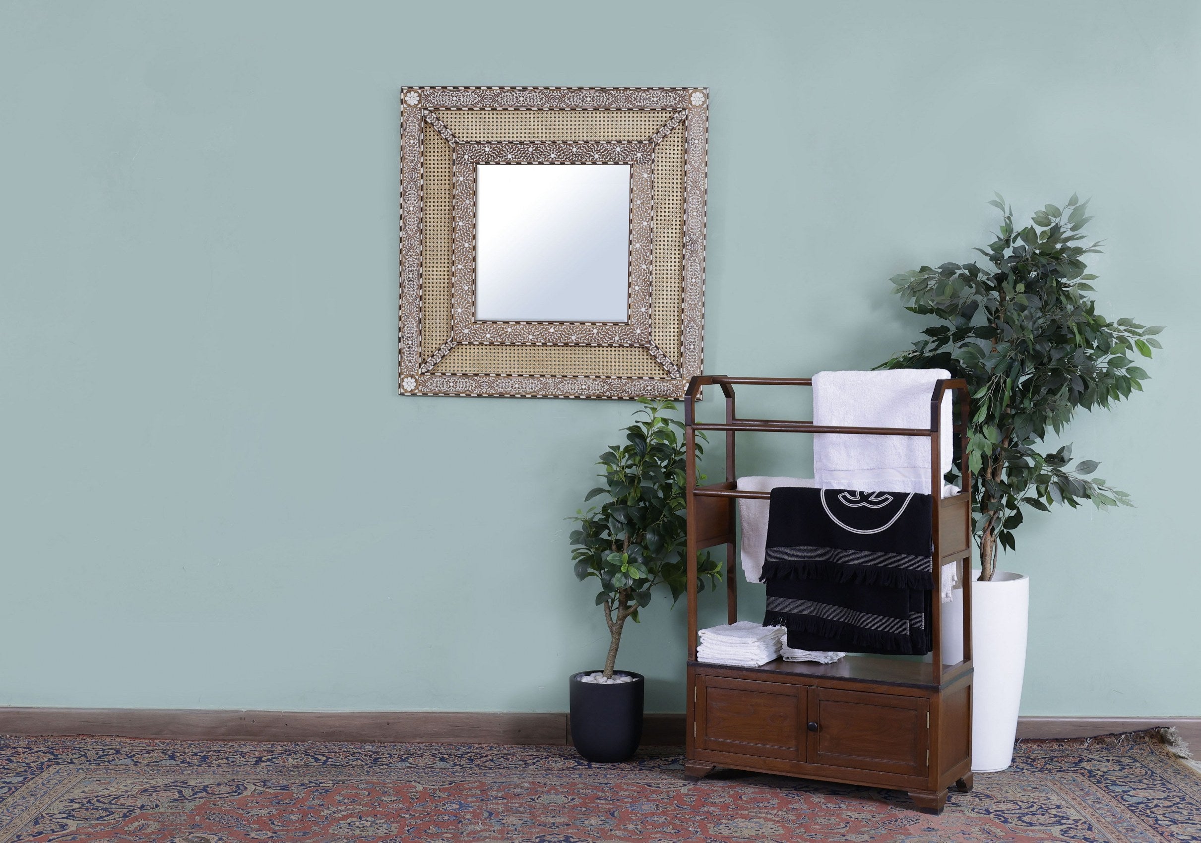 Lindo Mirror Frame