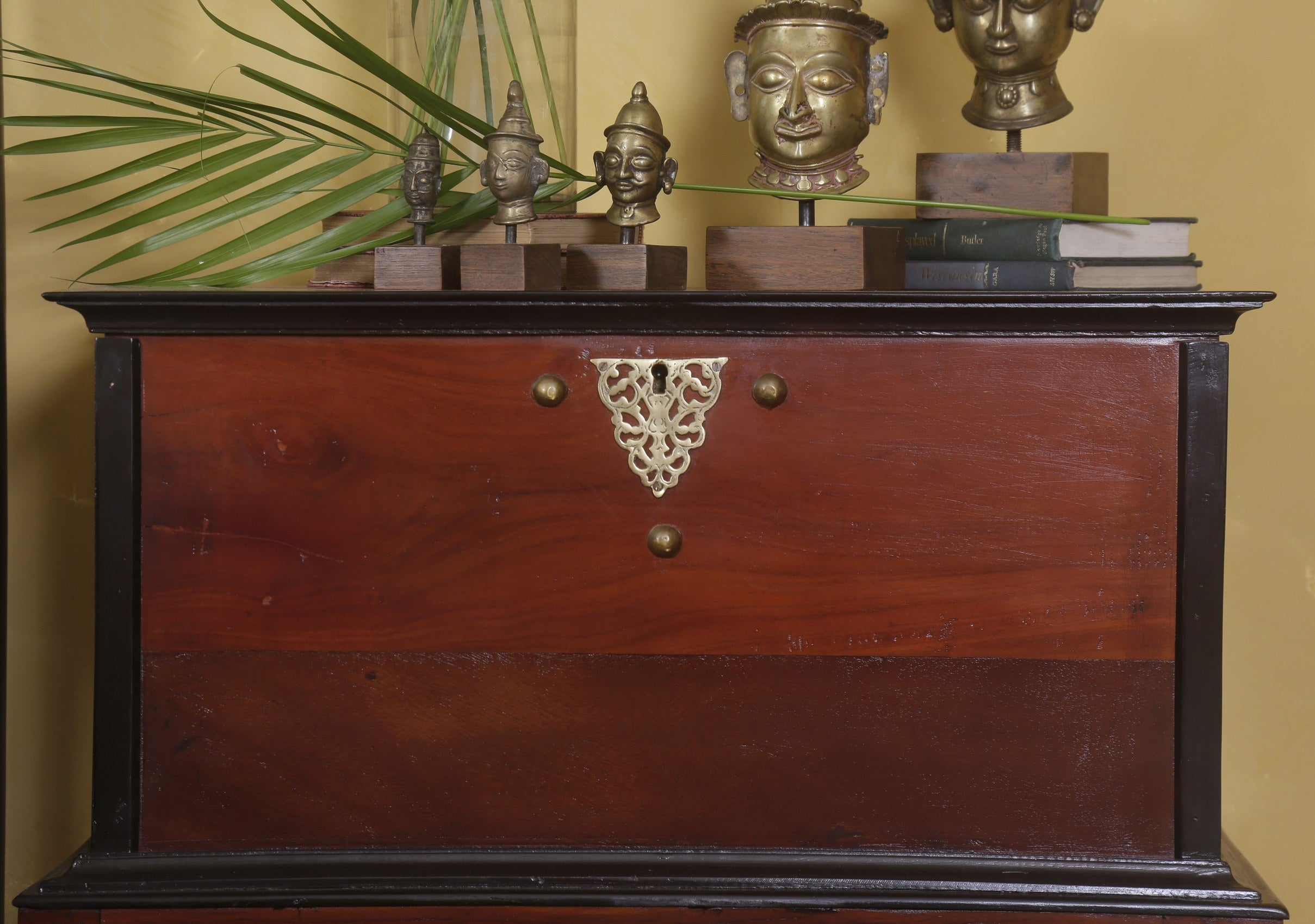 Vans Best Antique Chest