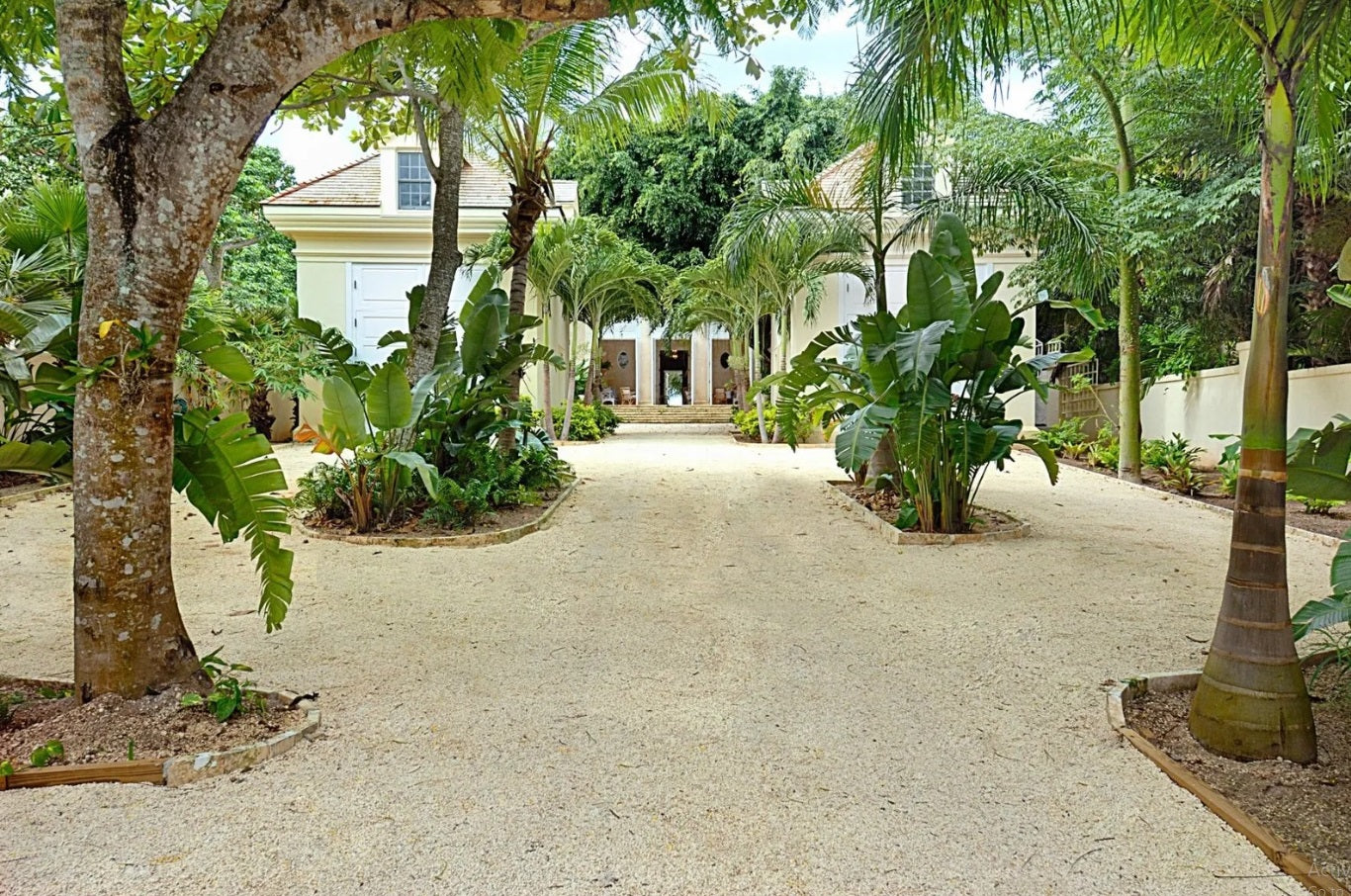 Sophistication meets Home at this Residence in Nassau, Bahamas