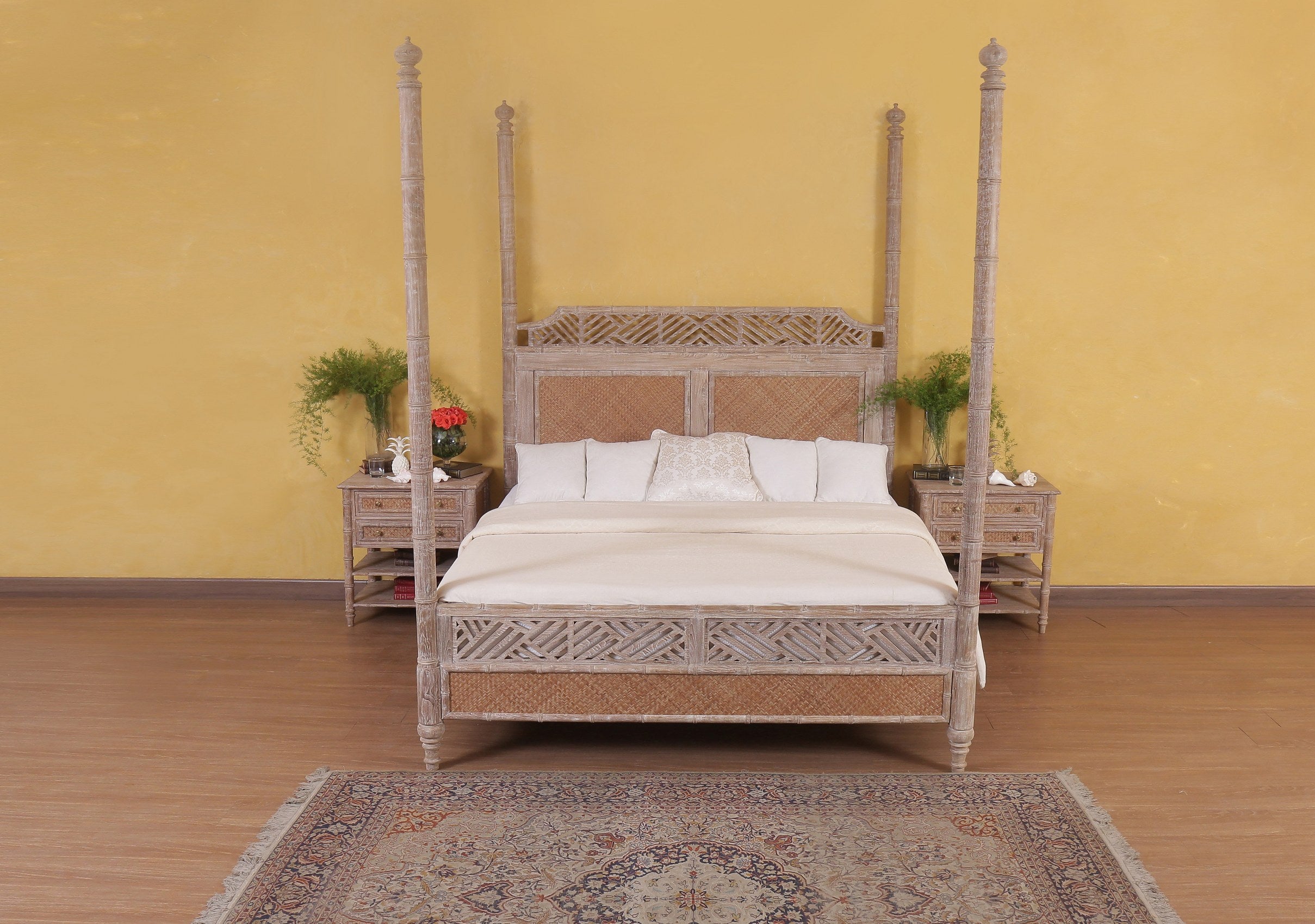 Lucia Poster Bed