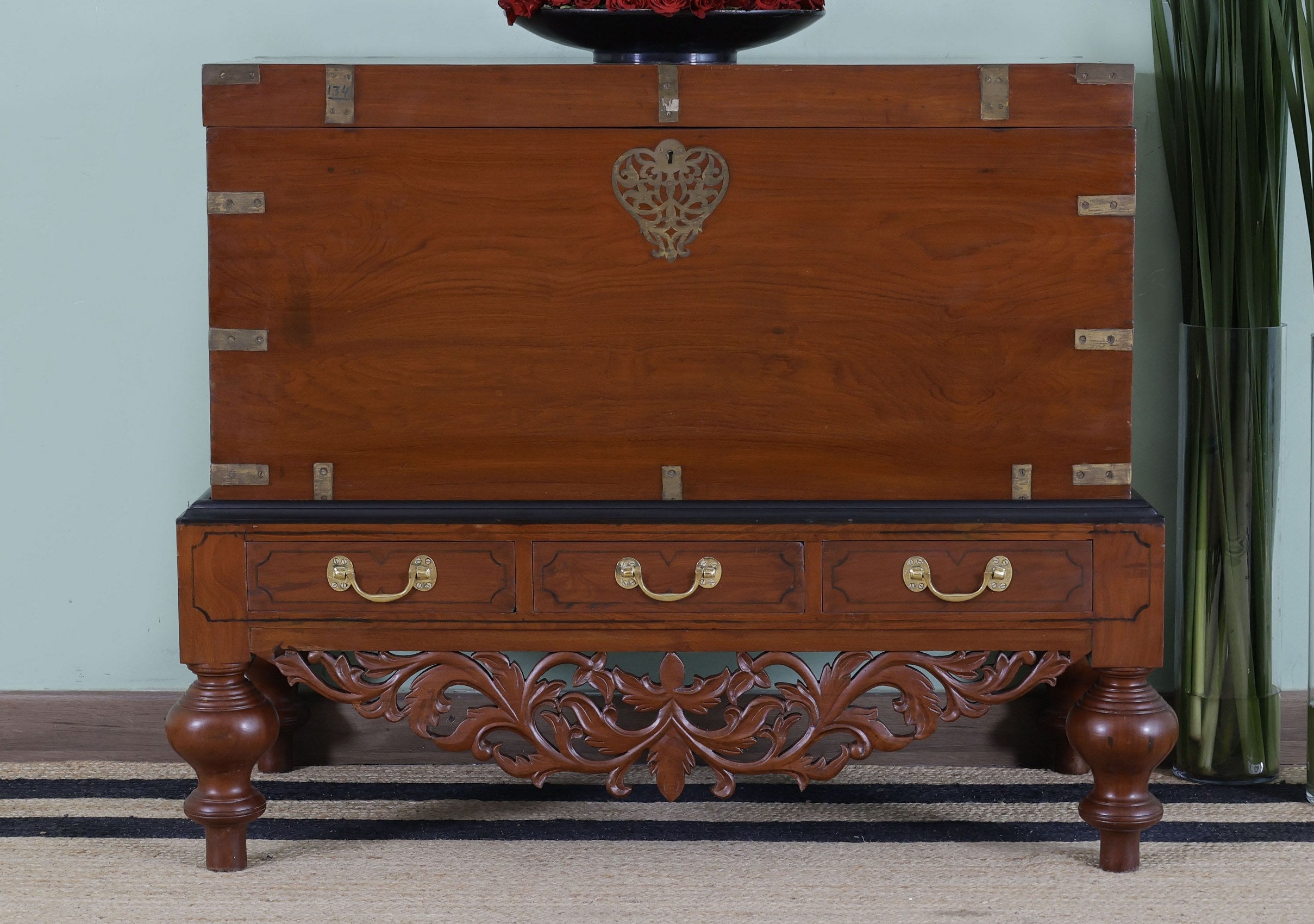 Lestan antique Chest