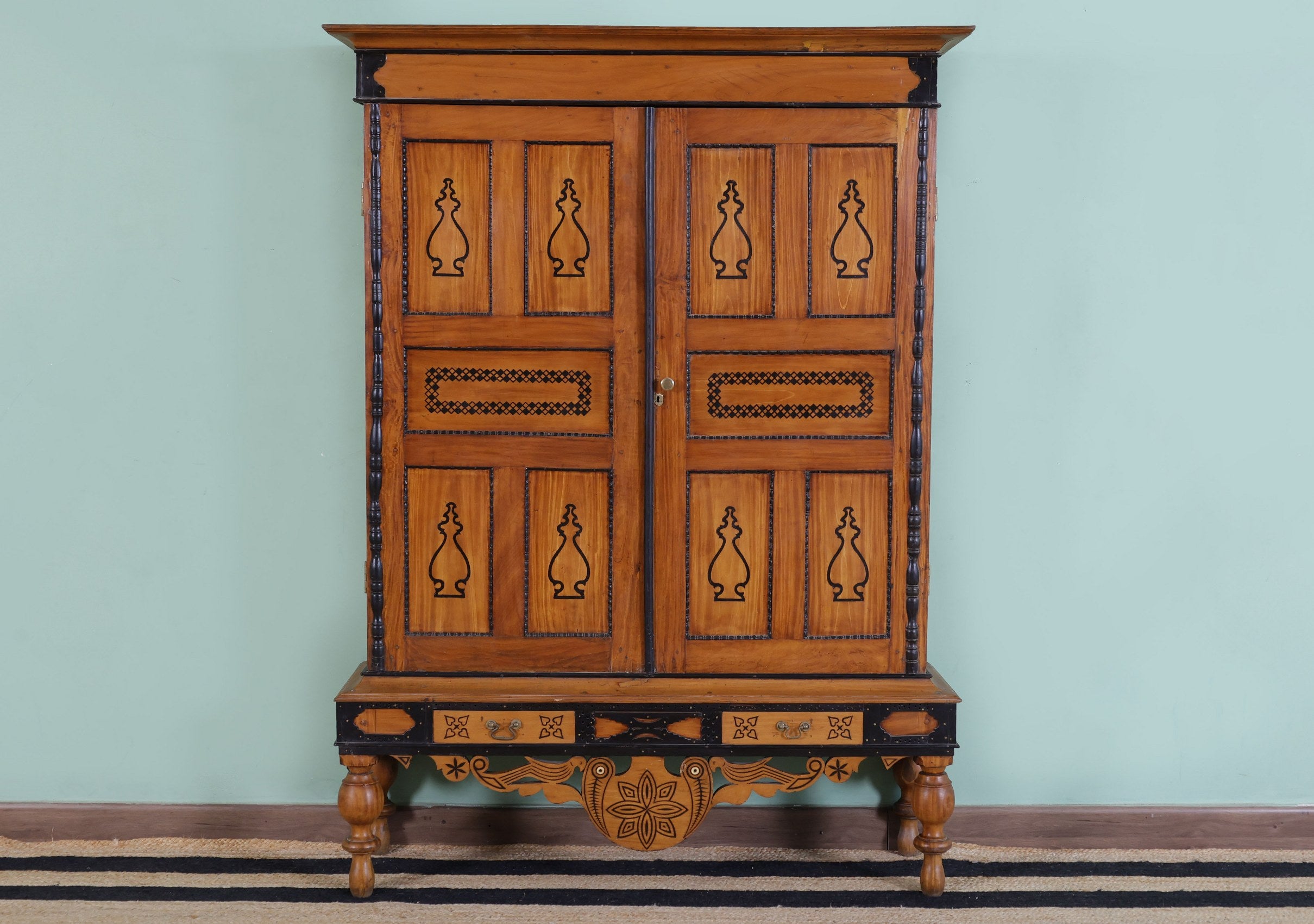 Mapstone antique Armoire