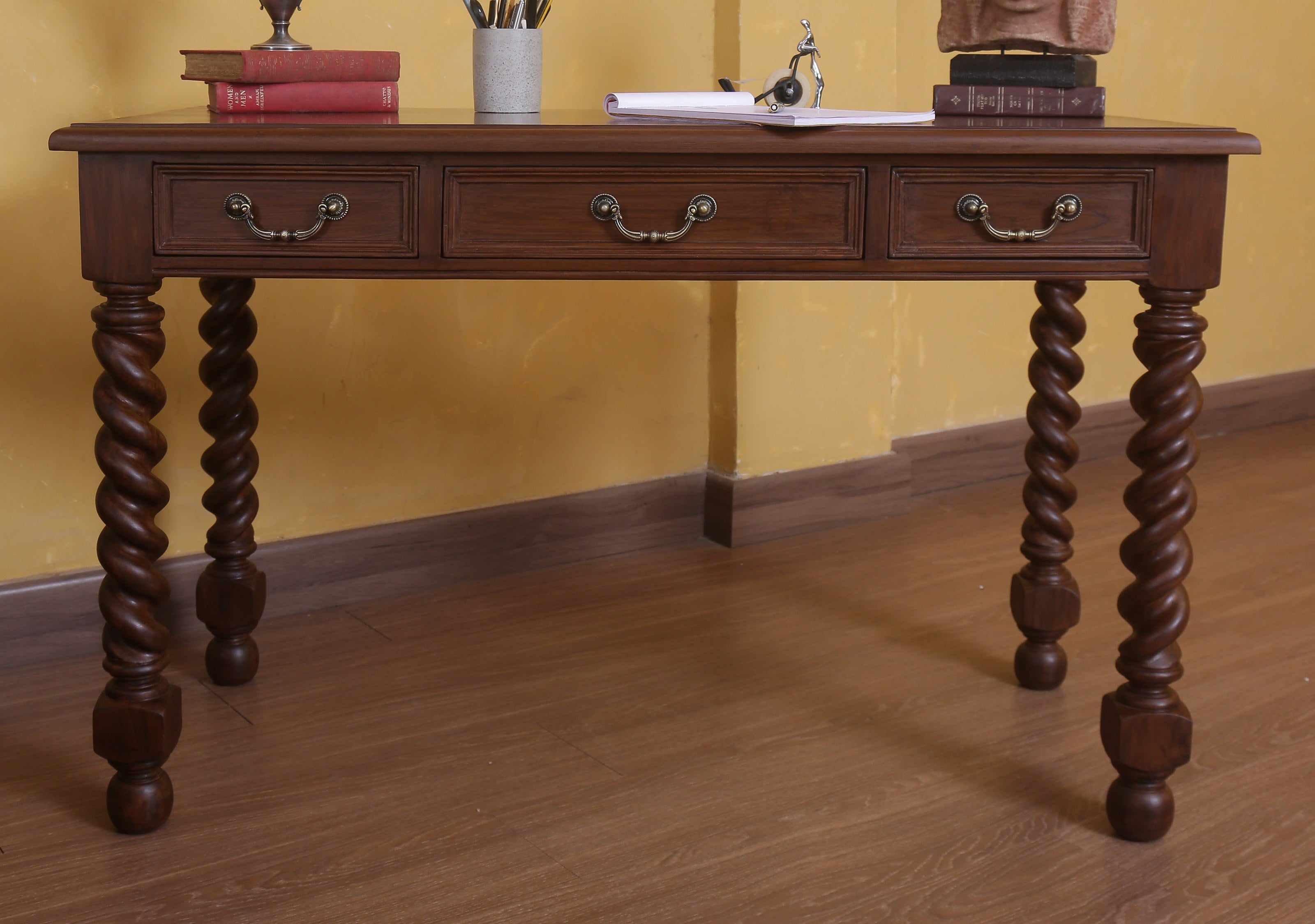 Bassing Desk