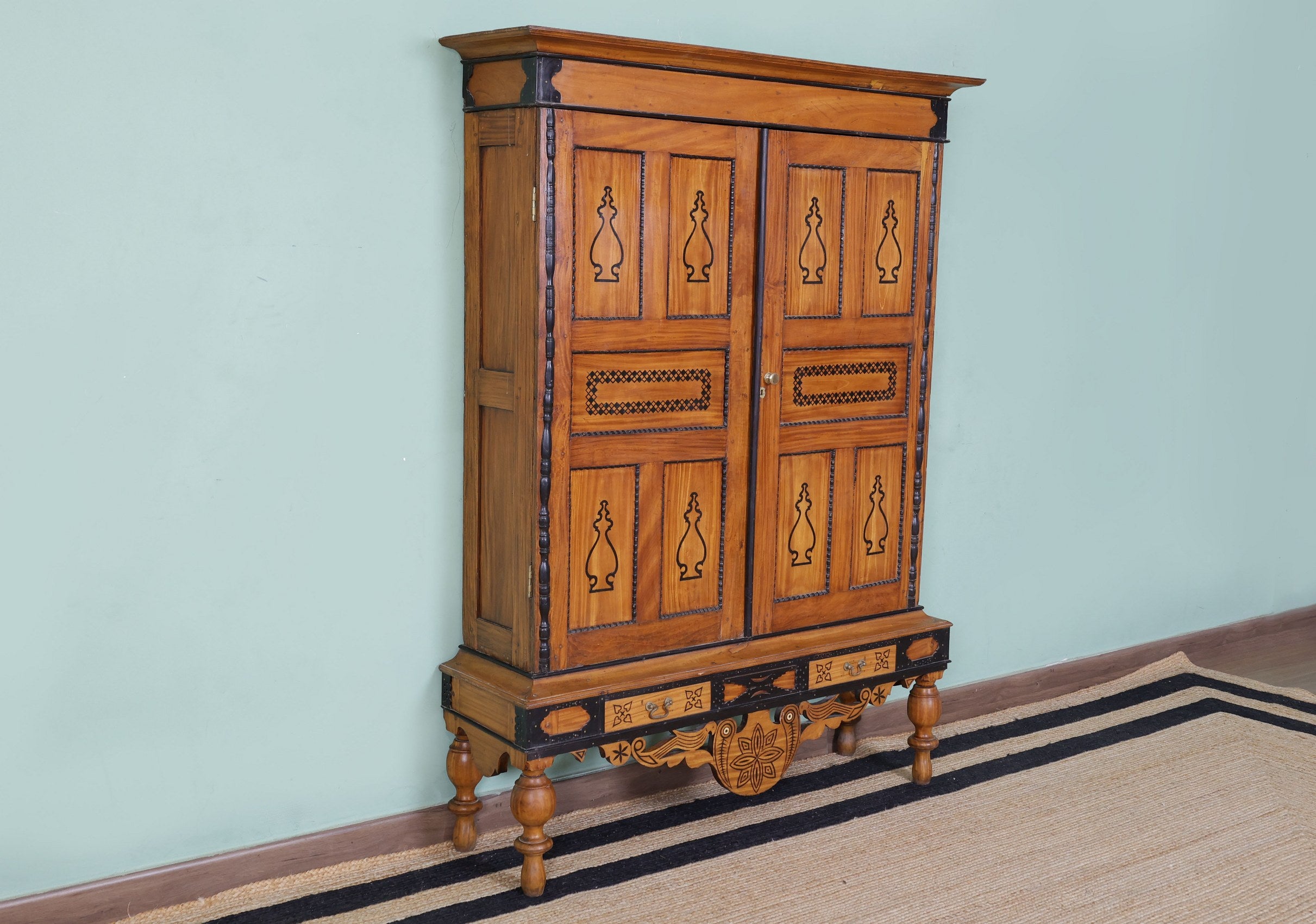 Mapstone antique Armoire