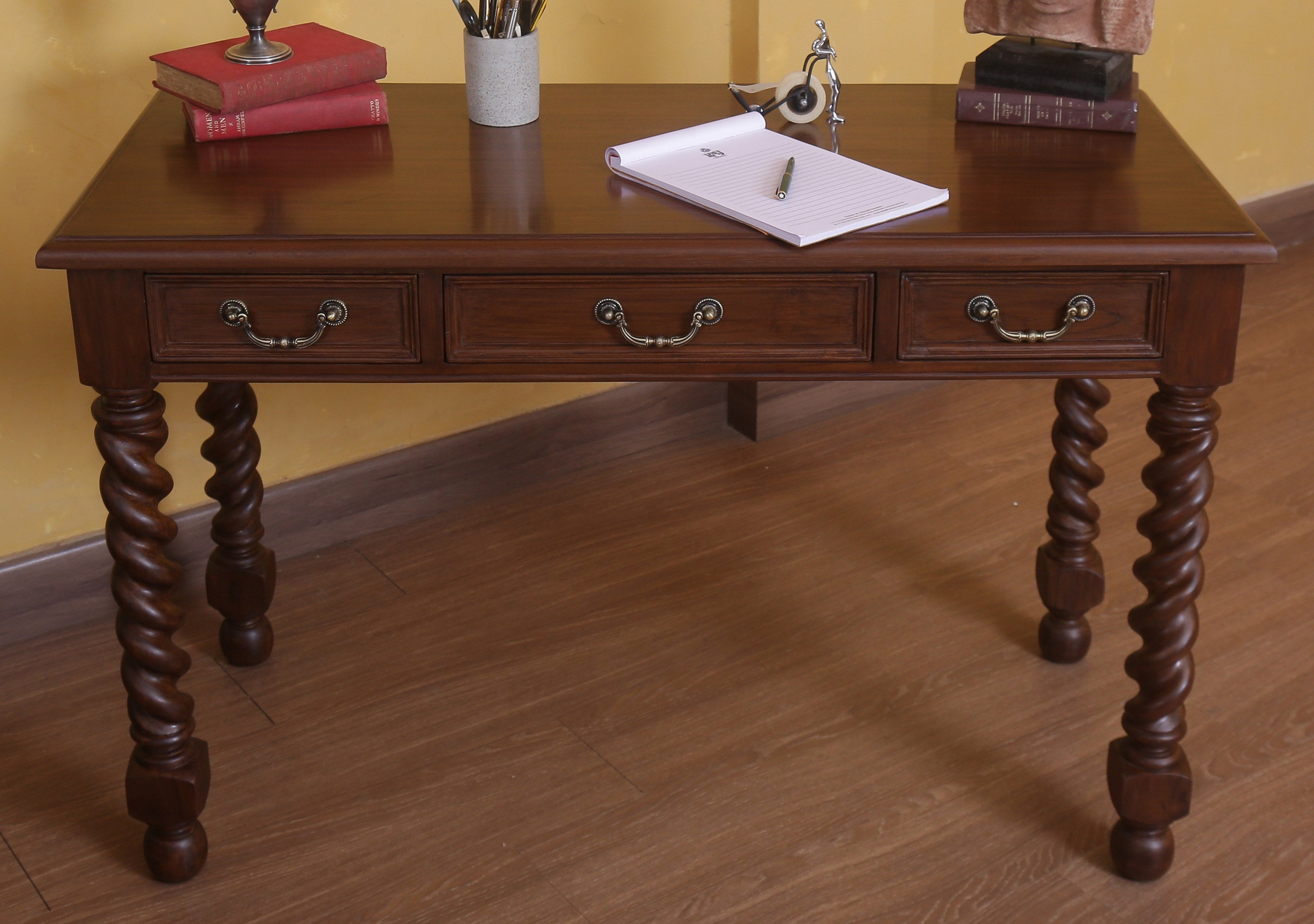 Bassing Desk