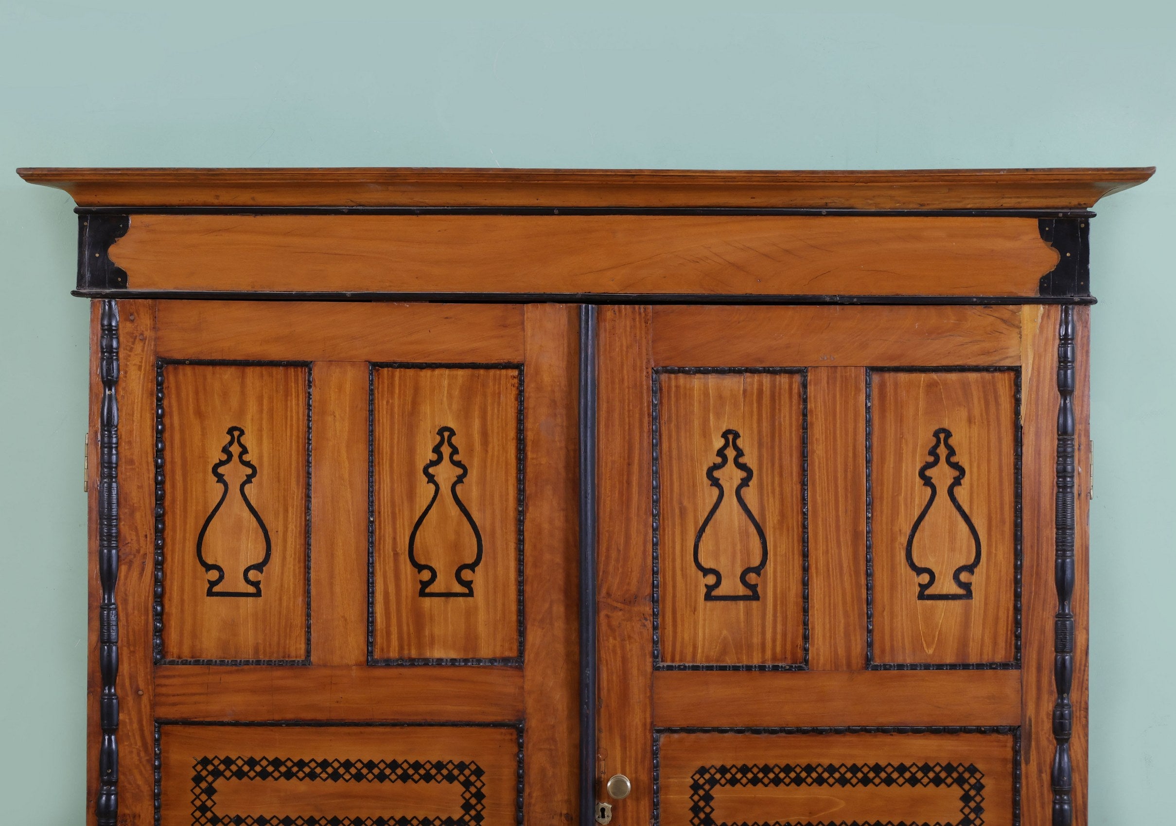 Mapstone antique Armoire