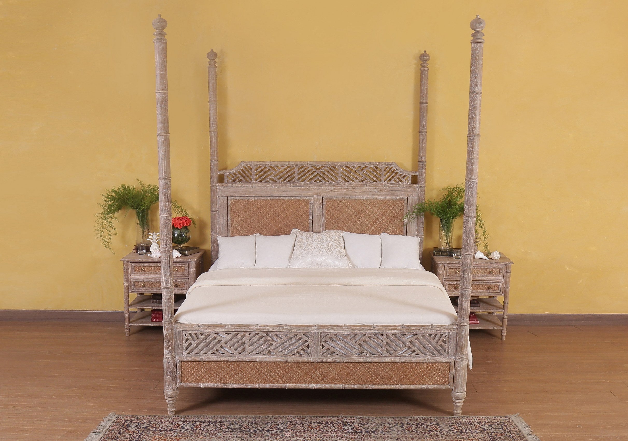 Lucia Poster Bed