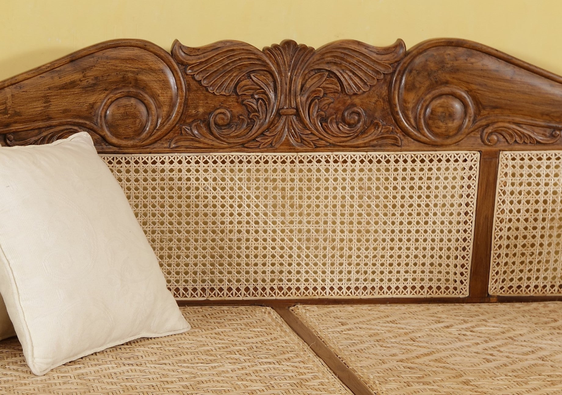 Slacke Divan