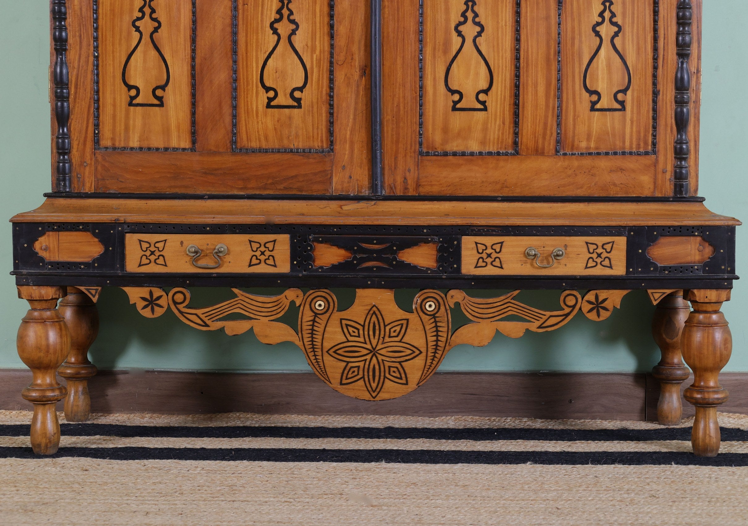 Mapstone antique Armoire