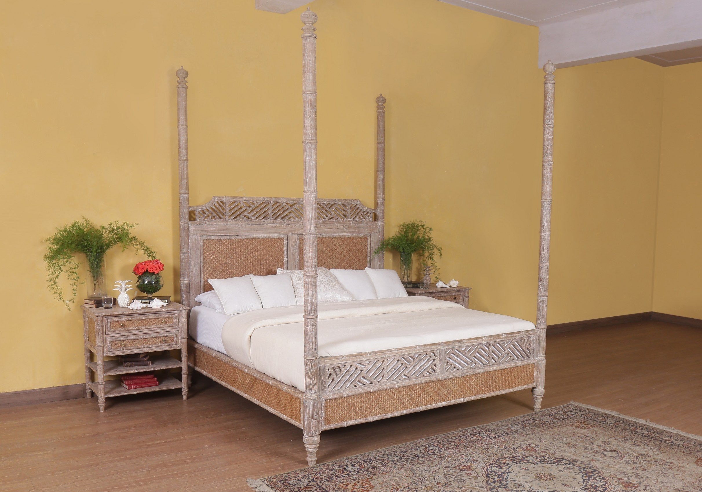 Lucia Poster Bed