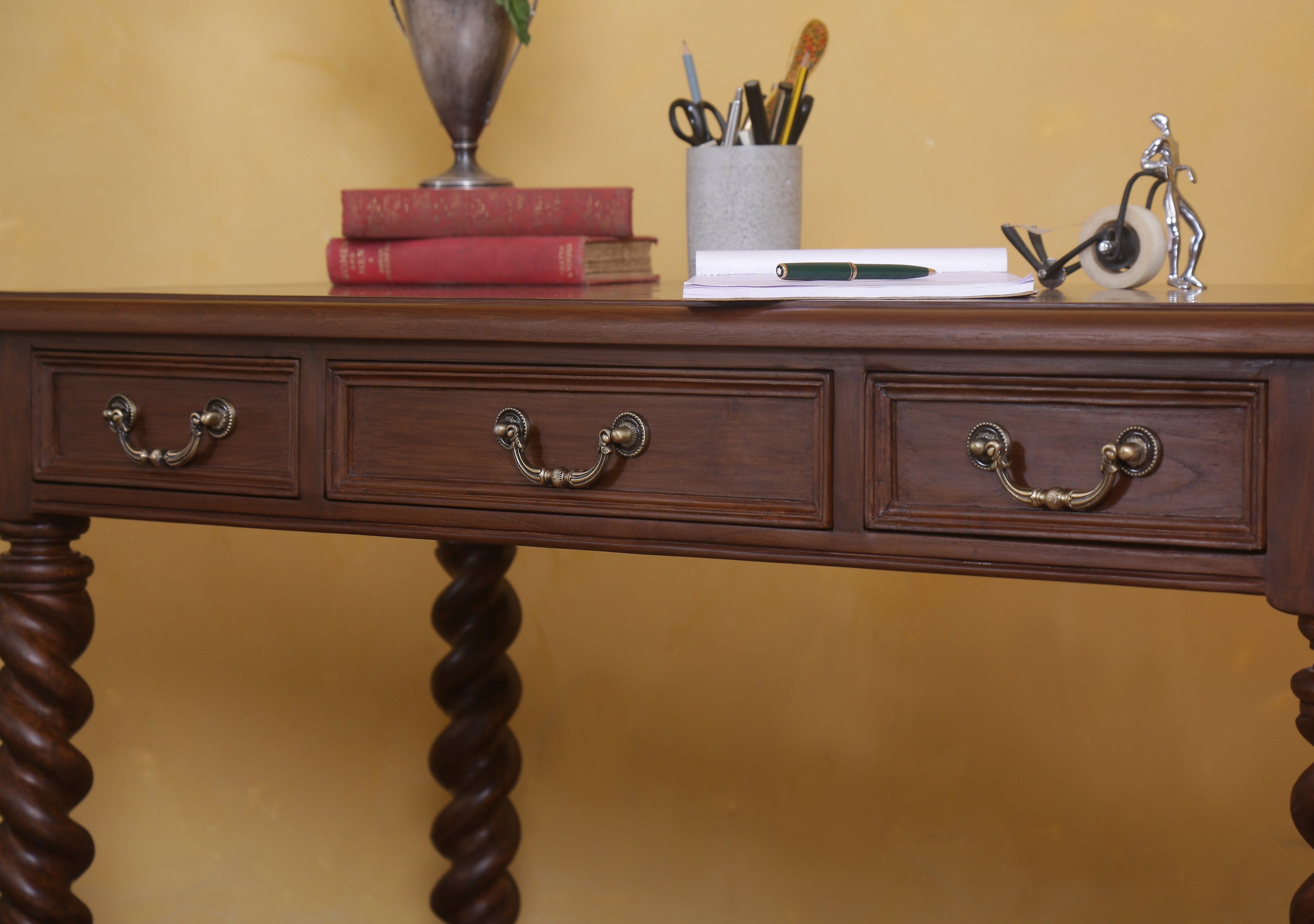 Bassing Desk