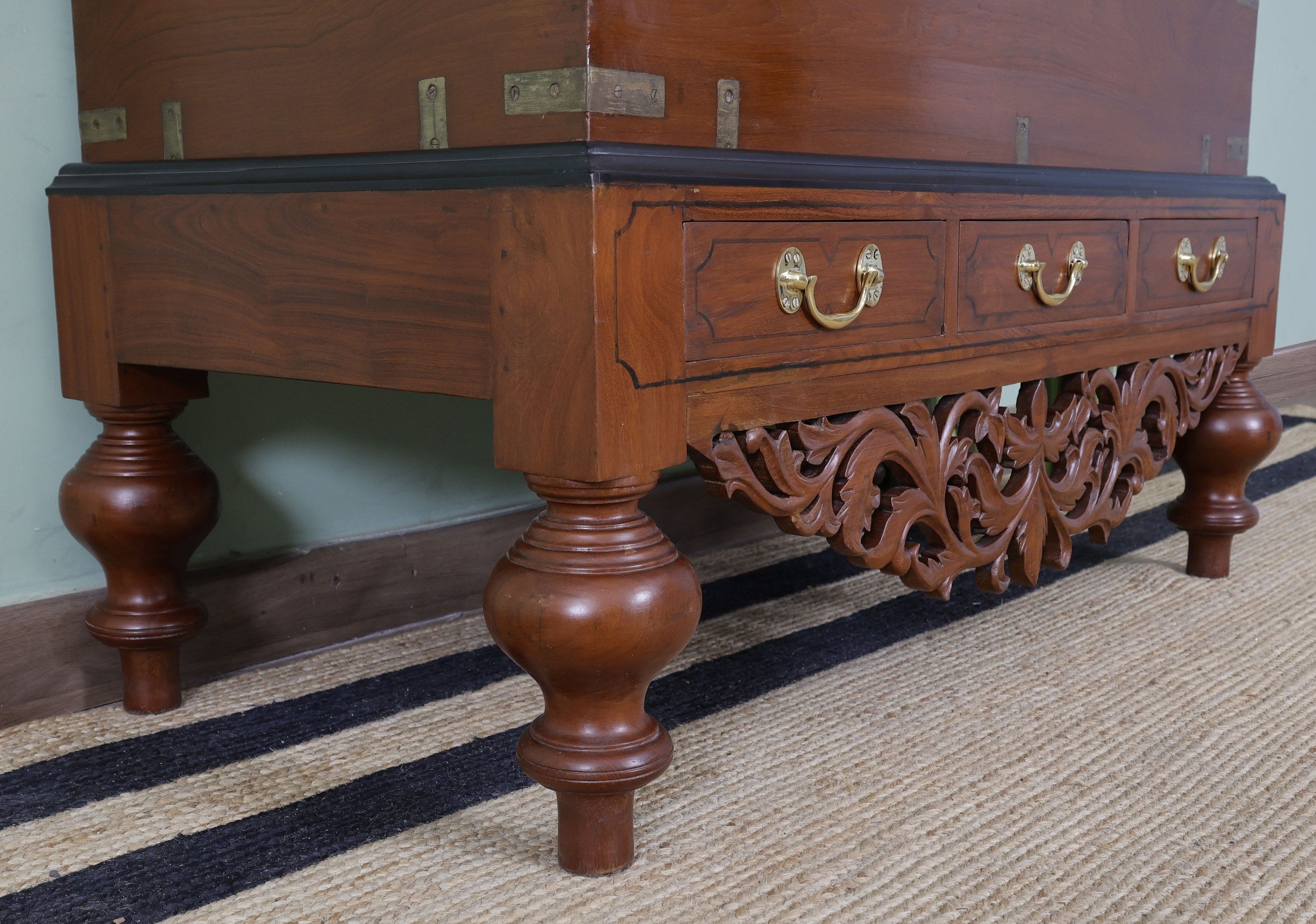 Lestan antique Chest