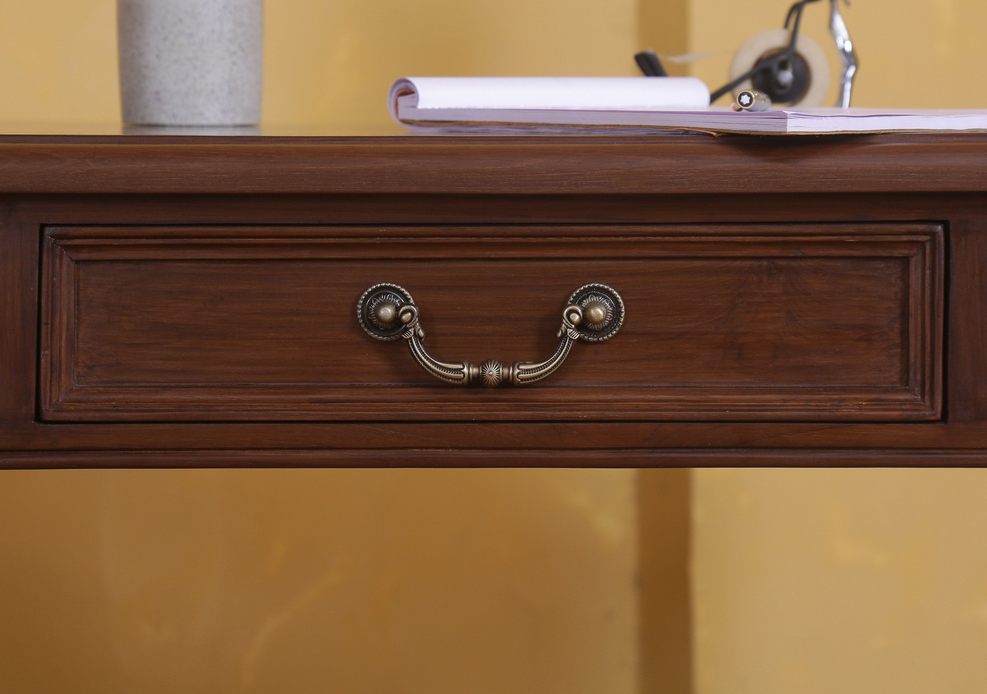 Bassing Desk