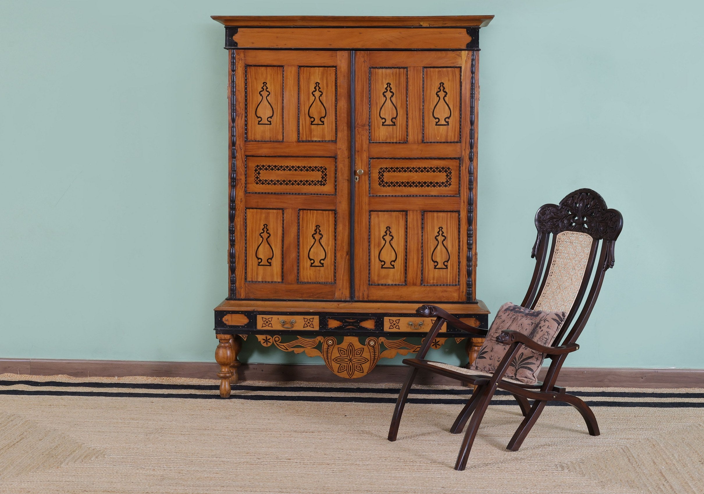 Mapstone antique Armoire