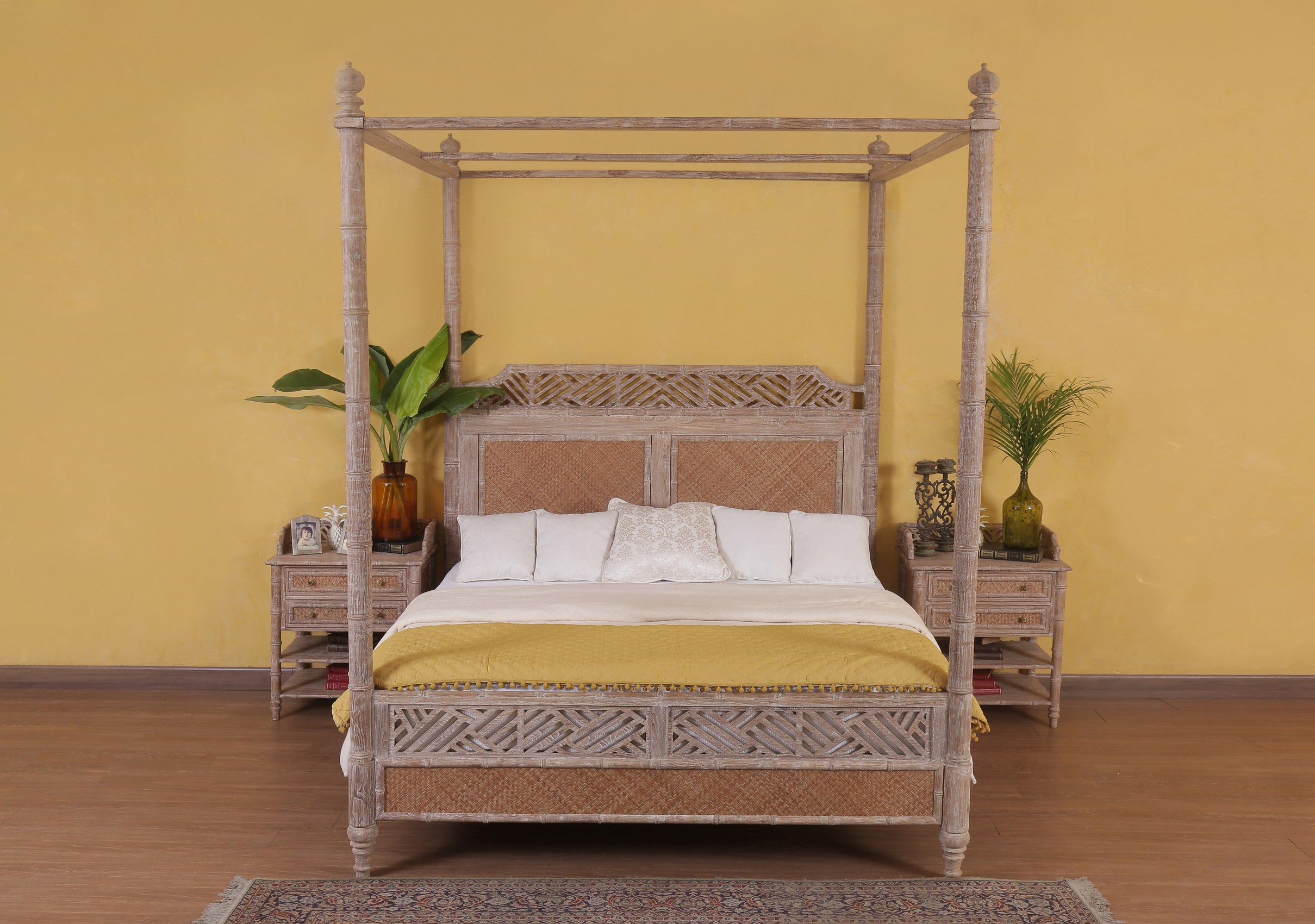 Lucia Poster Bed