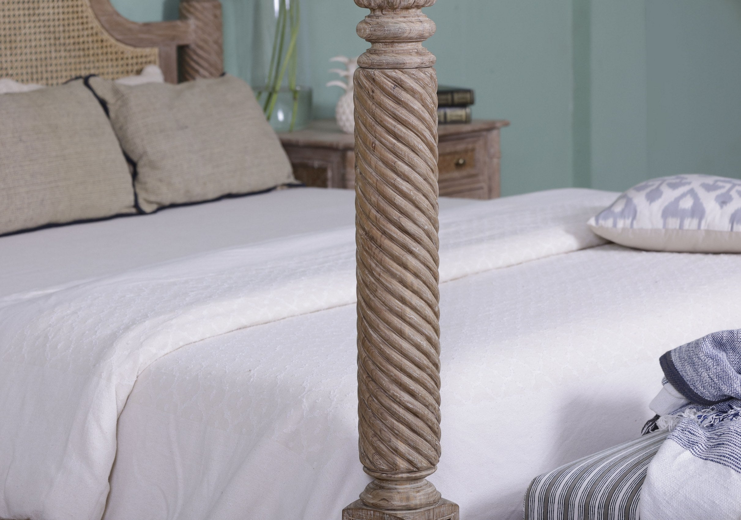 Gozney Poster Bed