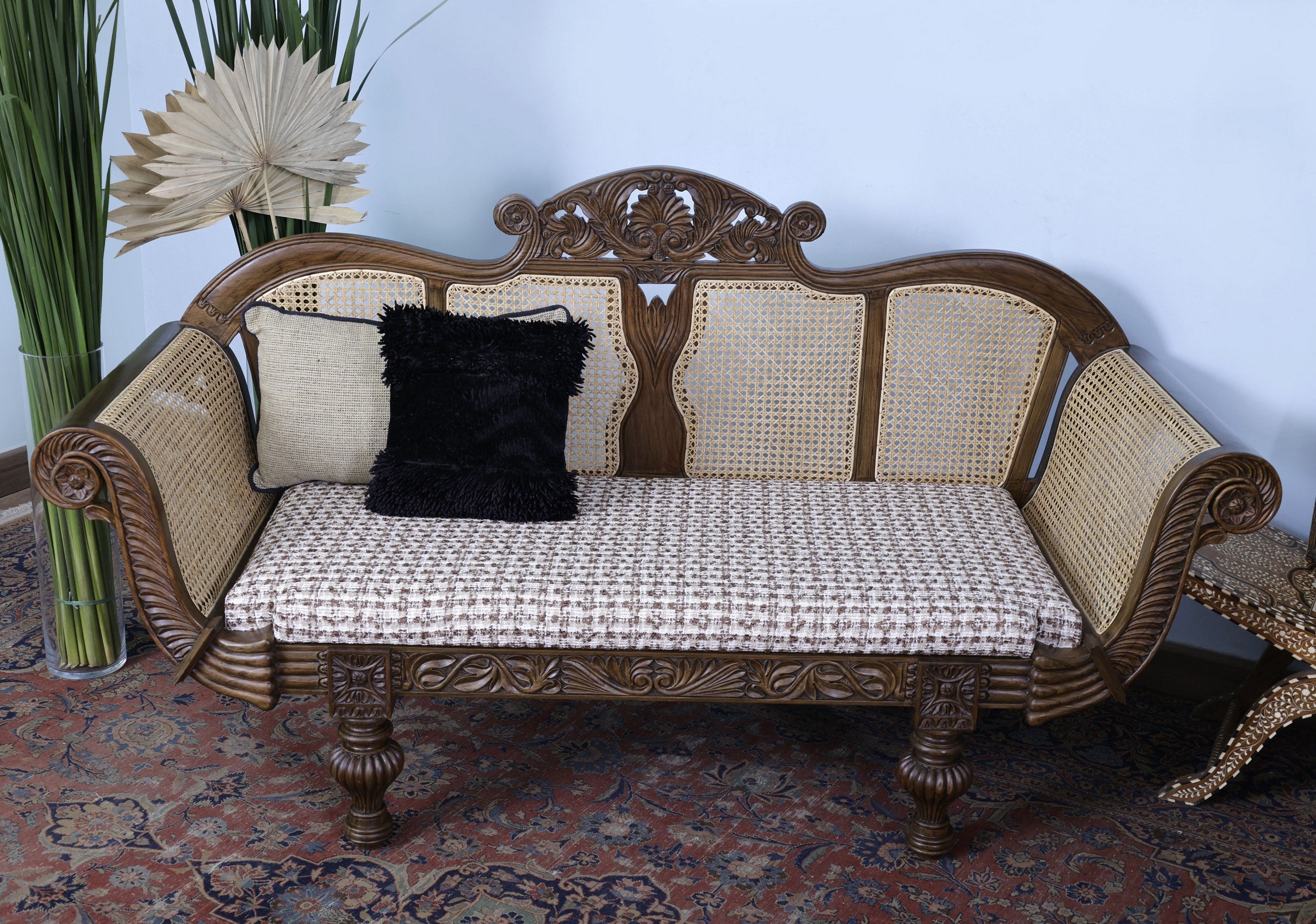 Eze Divan