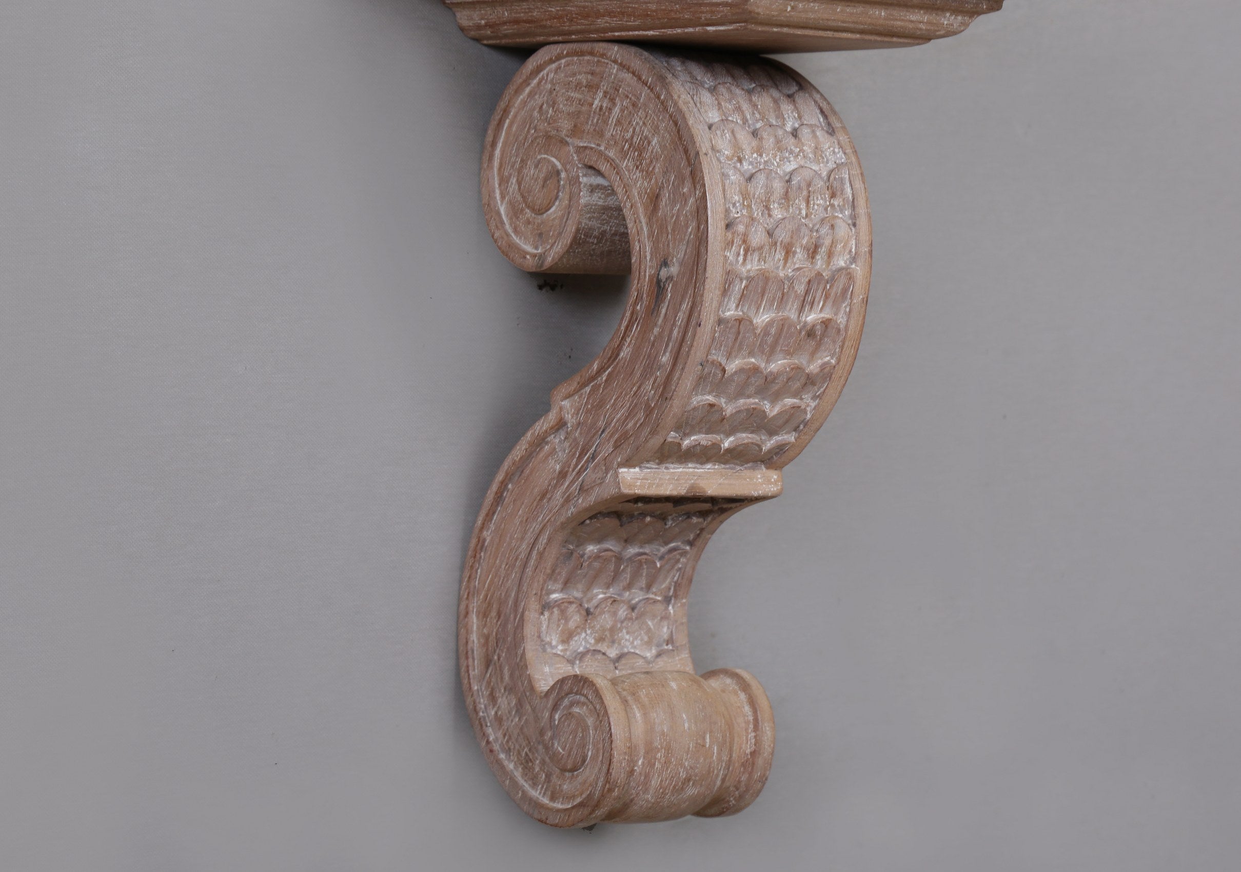 Francesco Fish Scale Bracket