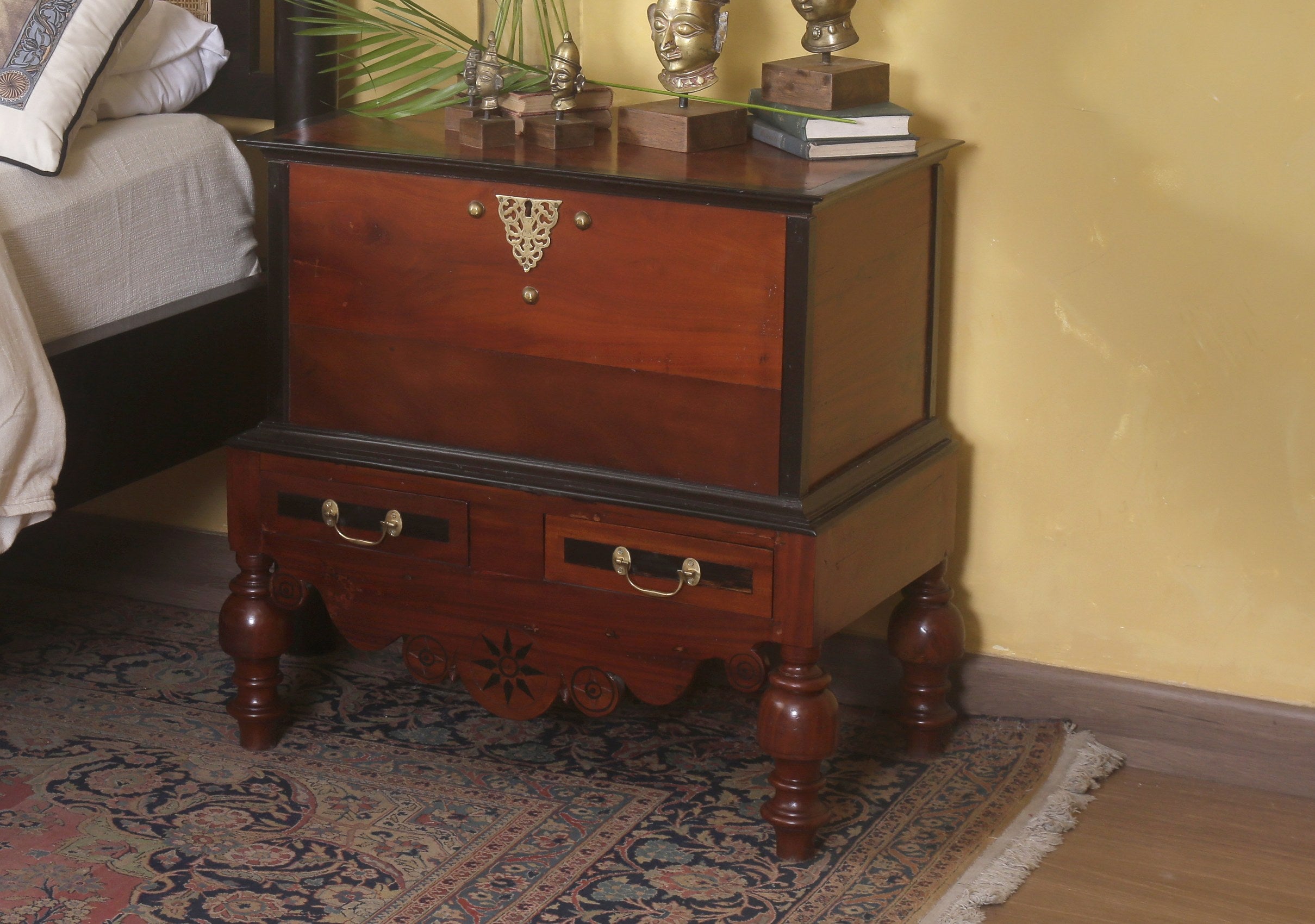Vans Best Antique Chest