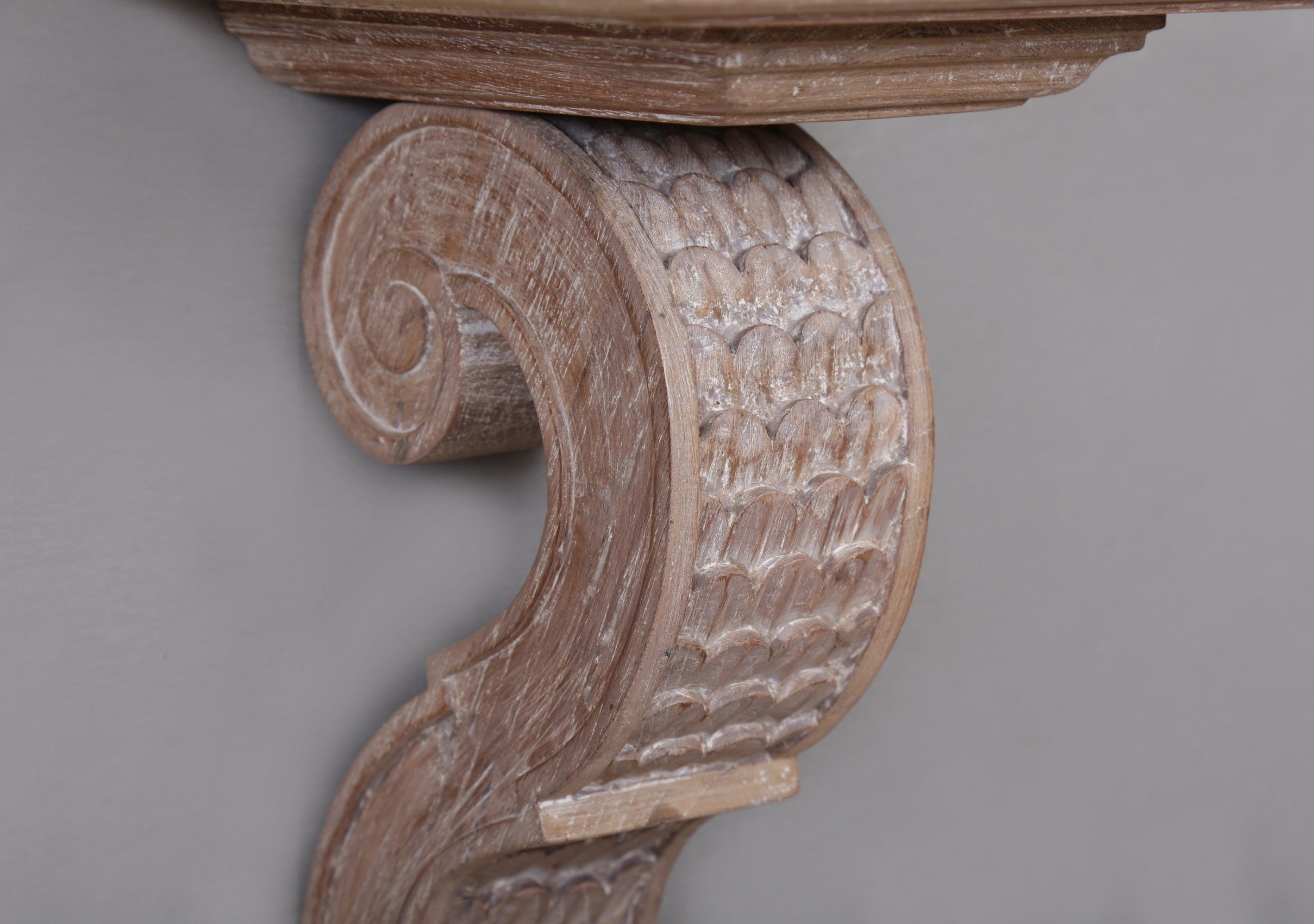 Francesco Fish Scale Bracket