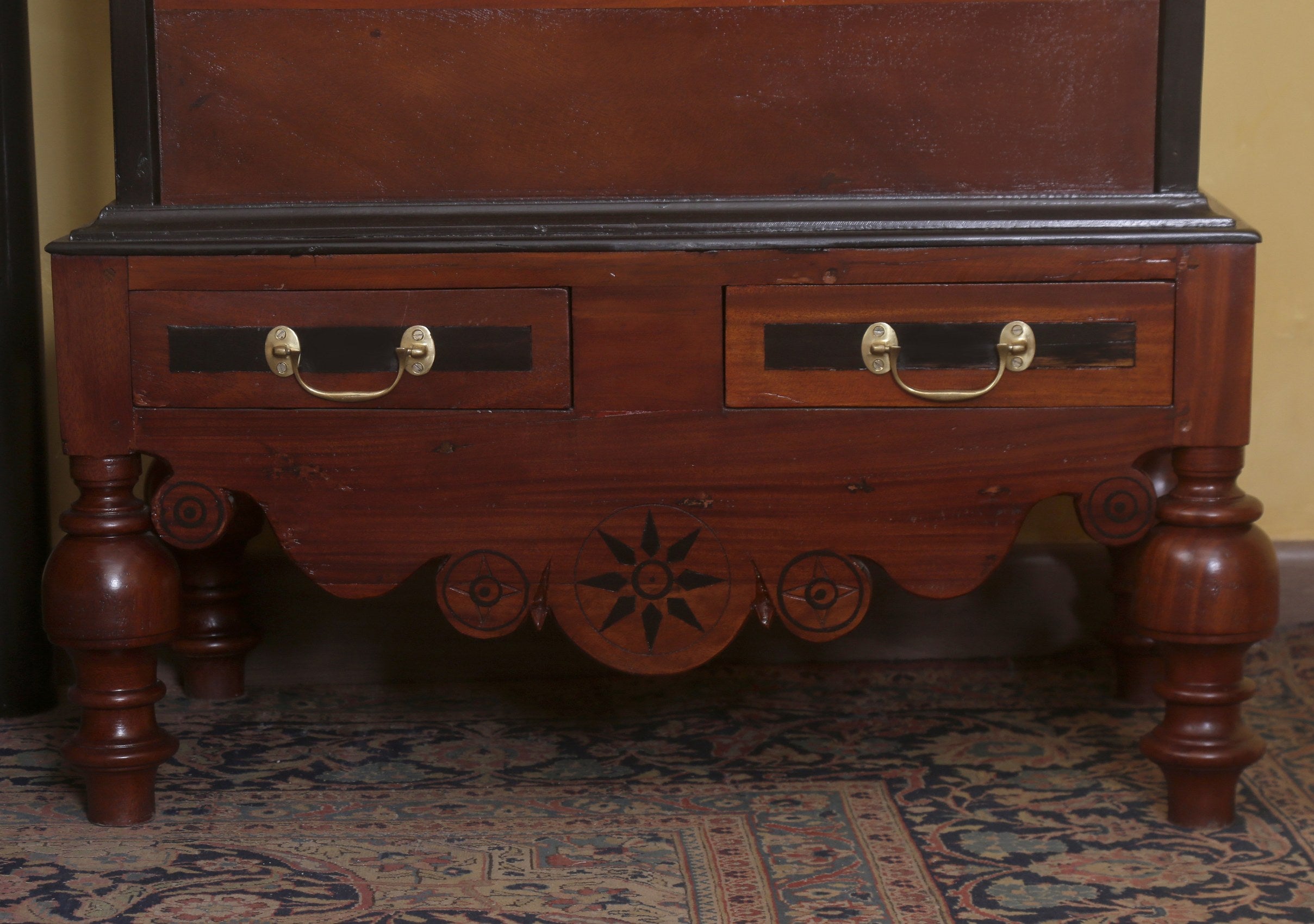 Vans Best Antique Chest
