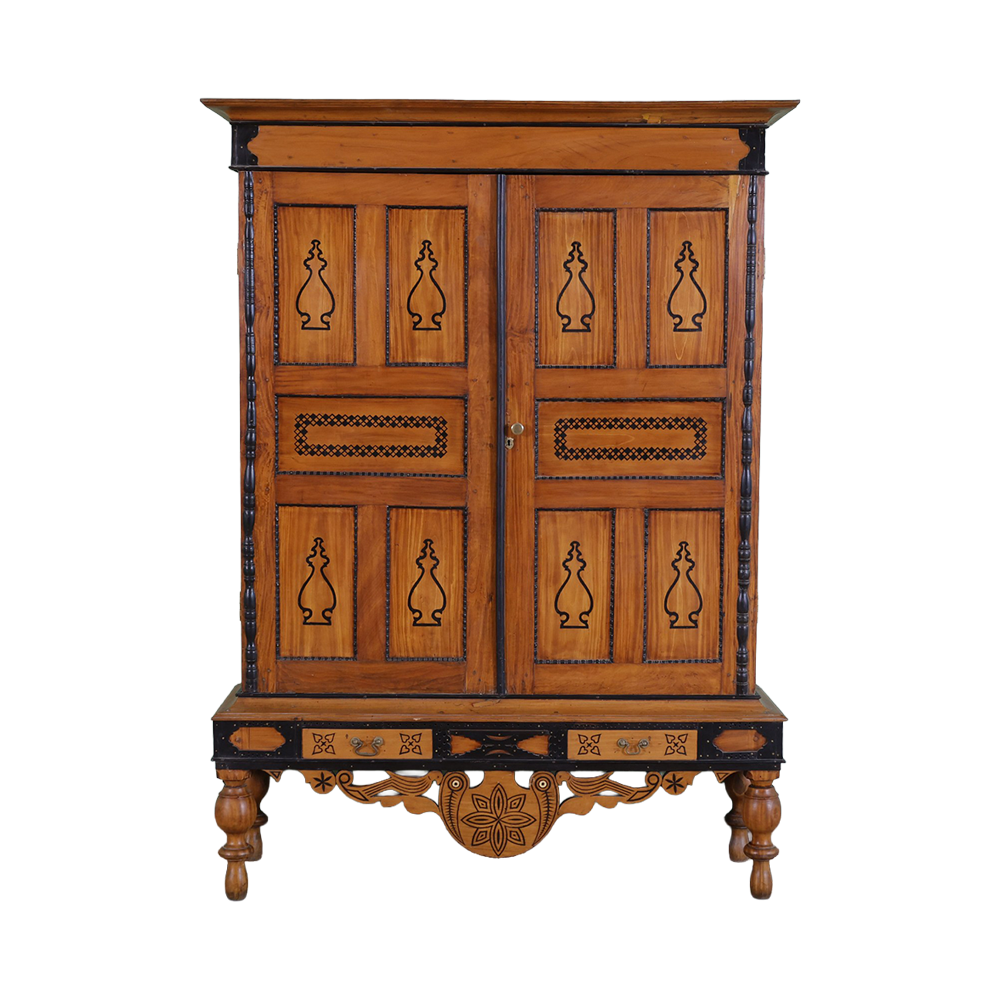 Mapstone antique Armoire