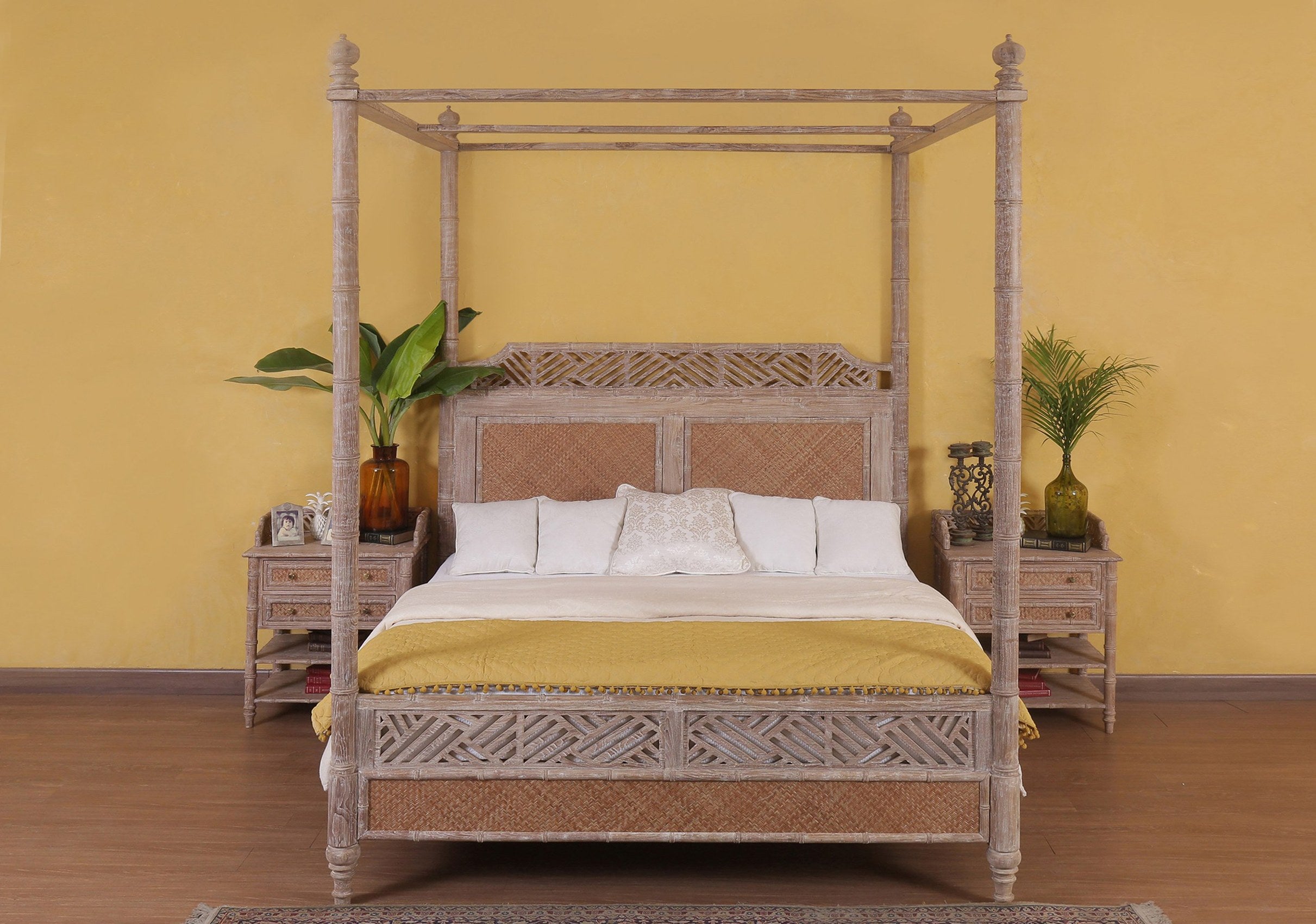 Lucia Poster Bed