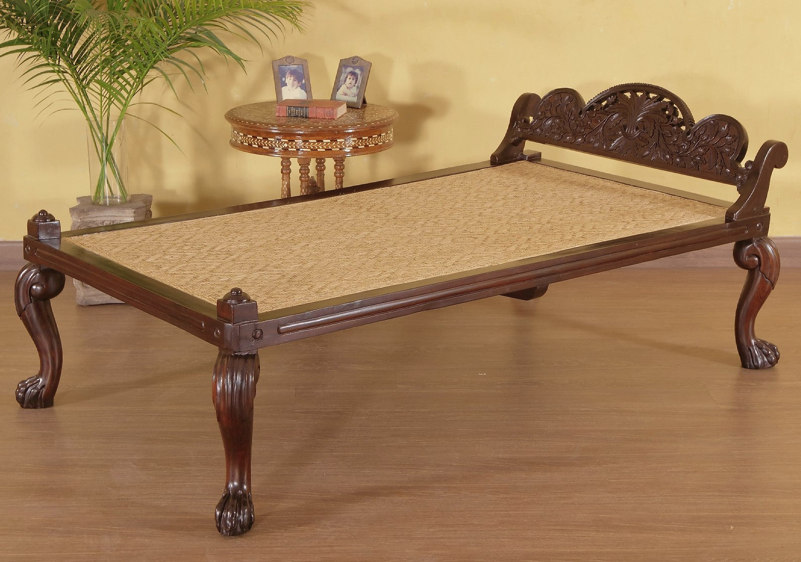 Broun Day Bed