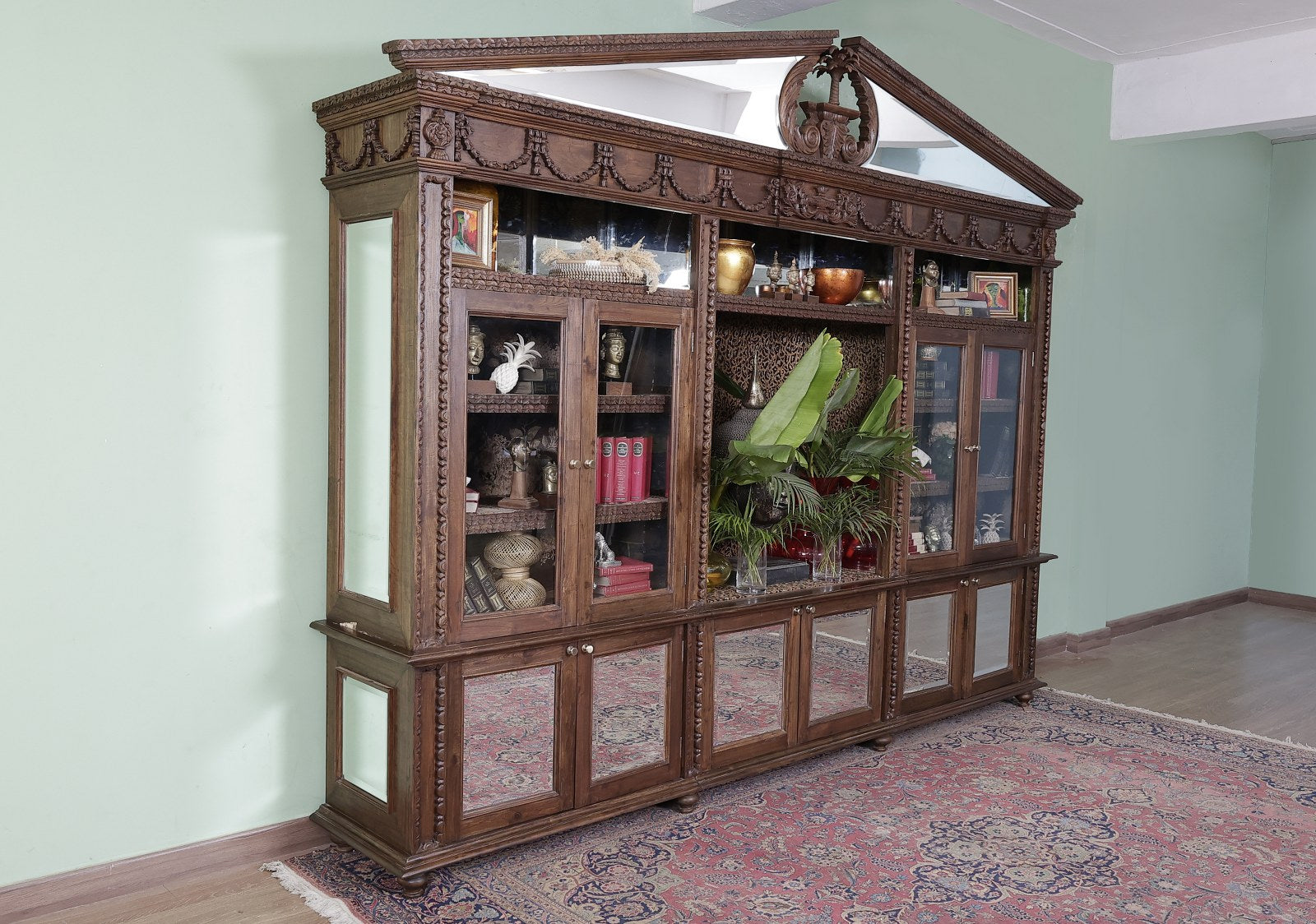Dauphin Cabinet