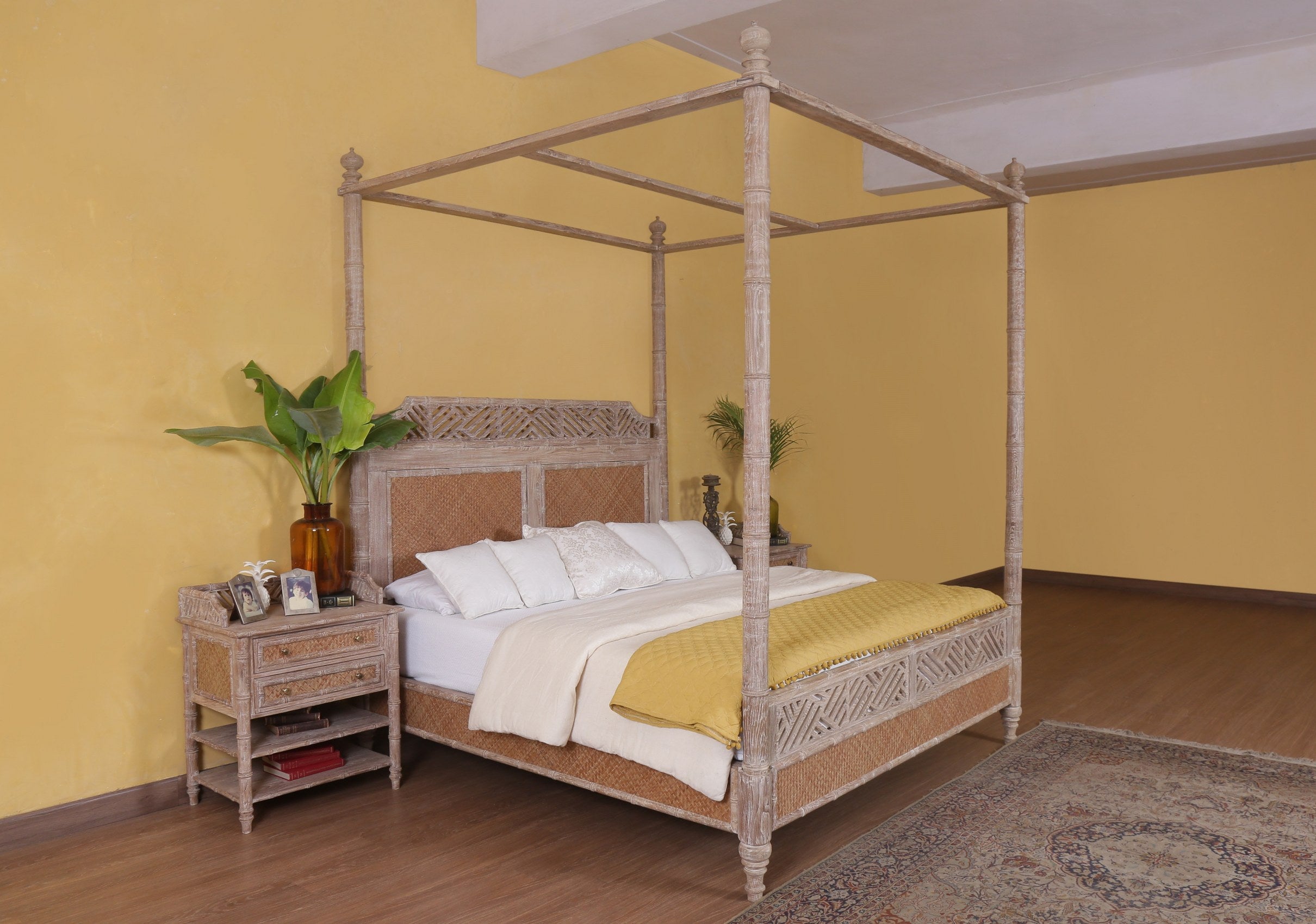 Lucia Poster Bed
