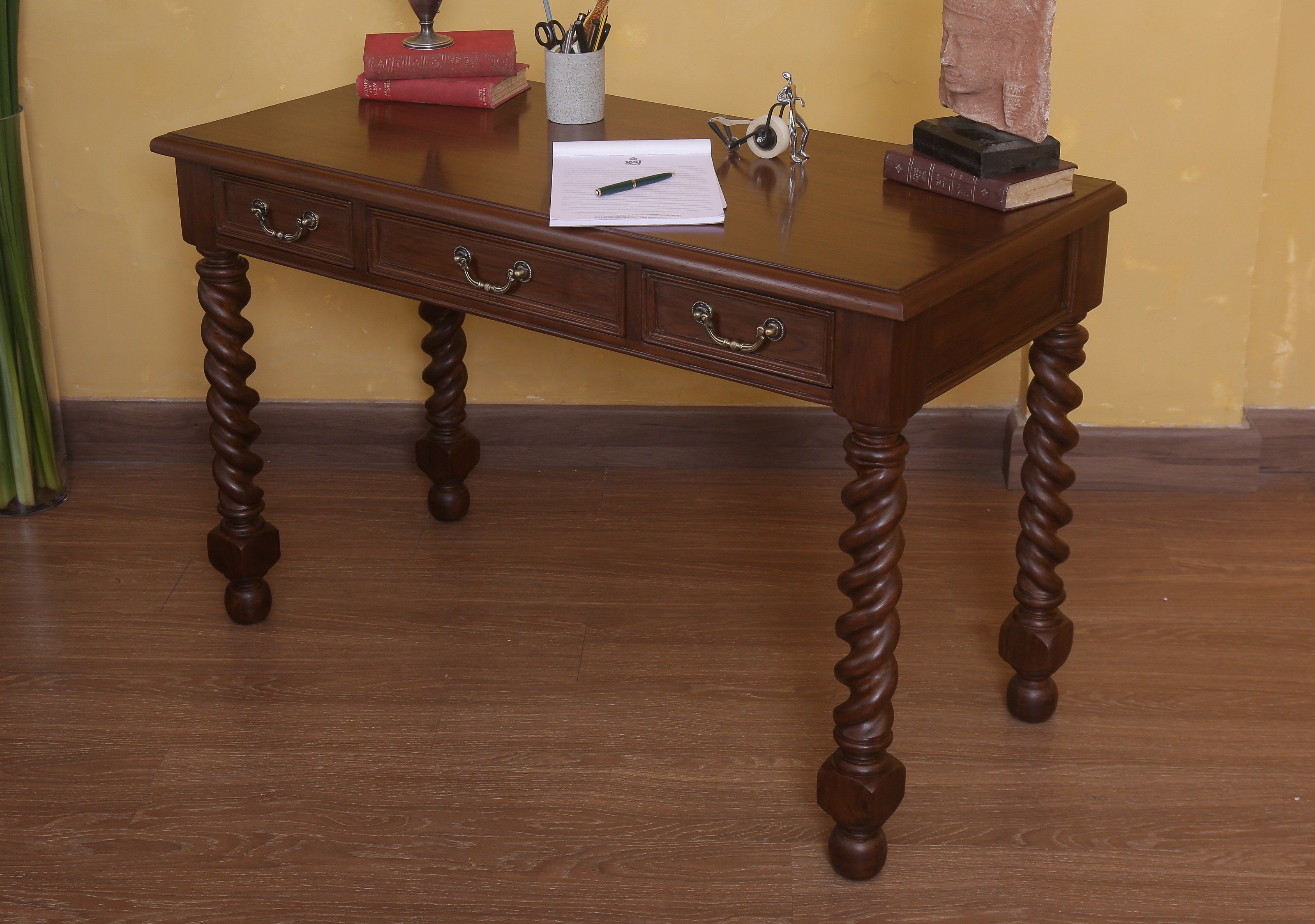 Bassing Desk