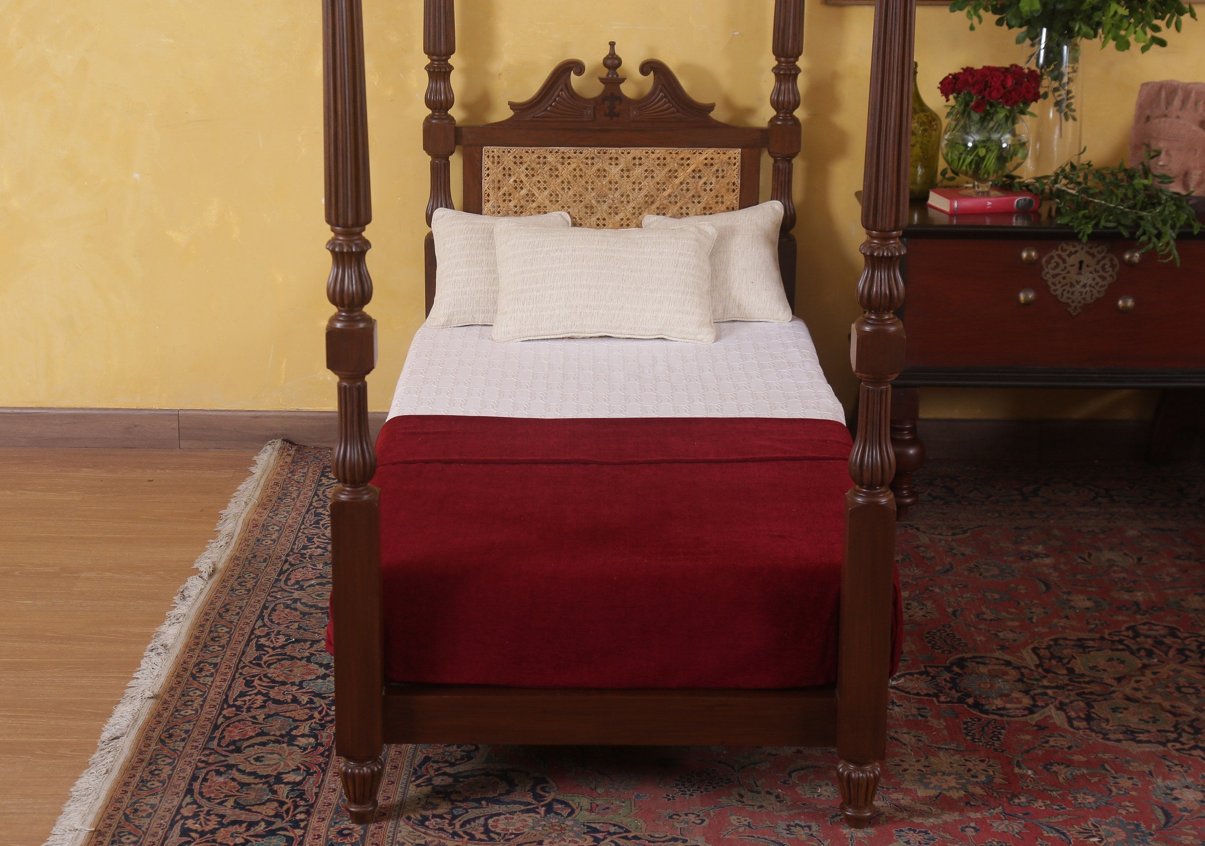 Joan Poster Bed