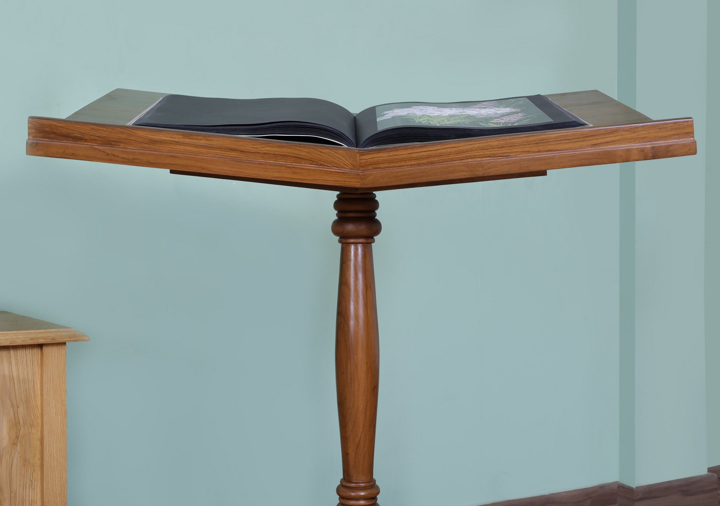 Welles Bookstand