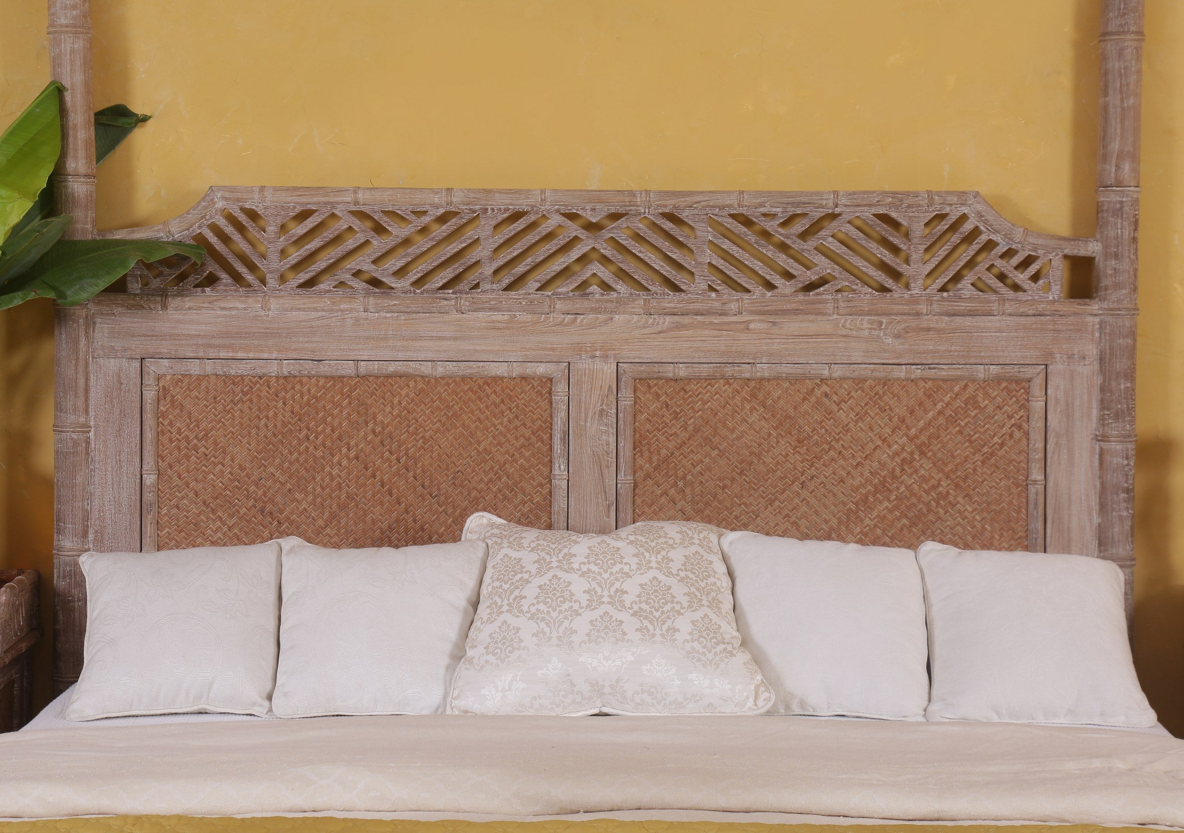 Lucia Poster Bed