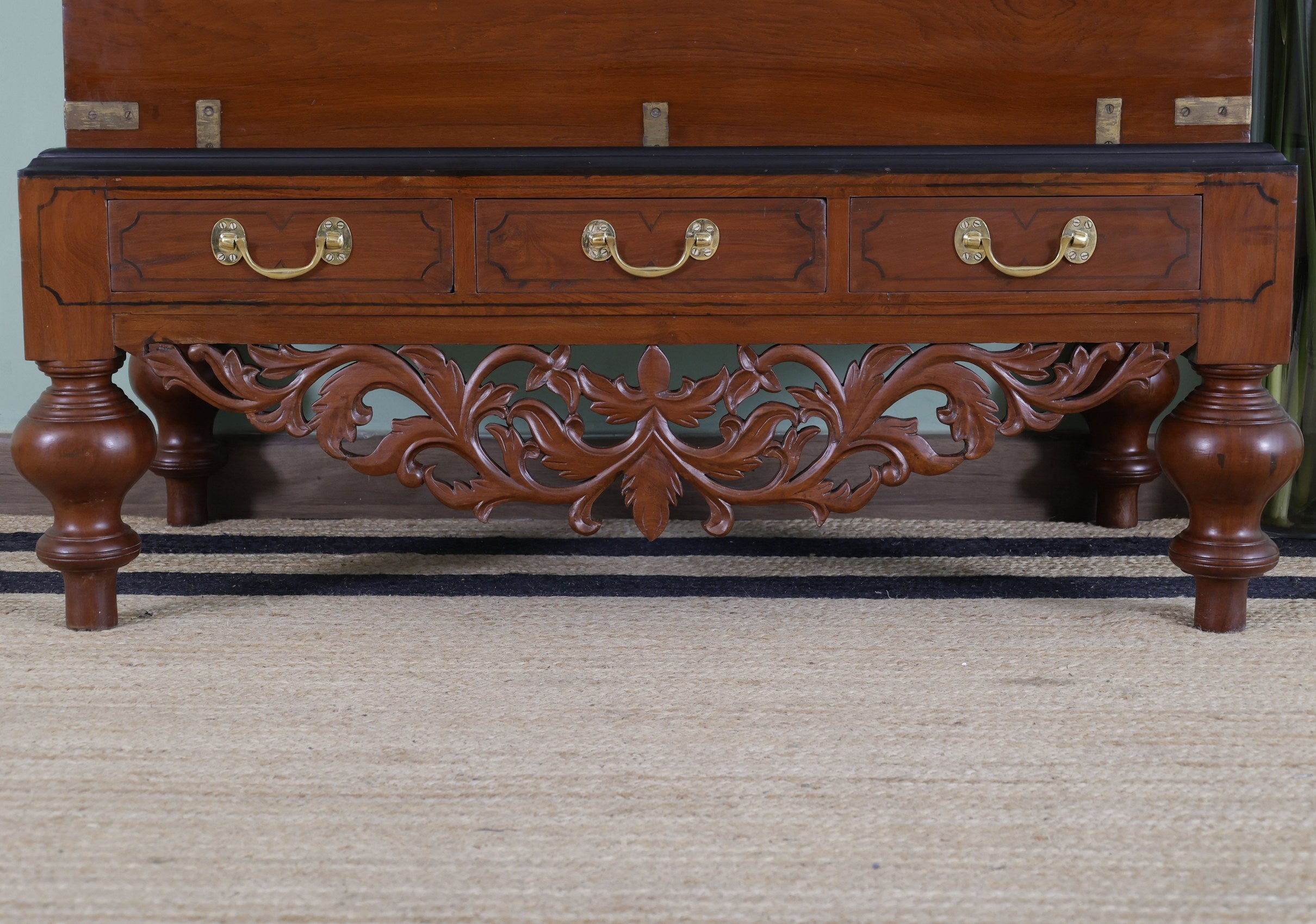 Lestan antique Chest