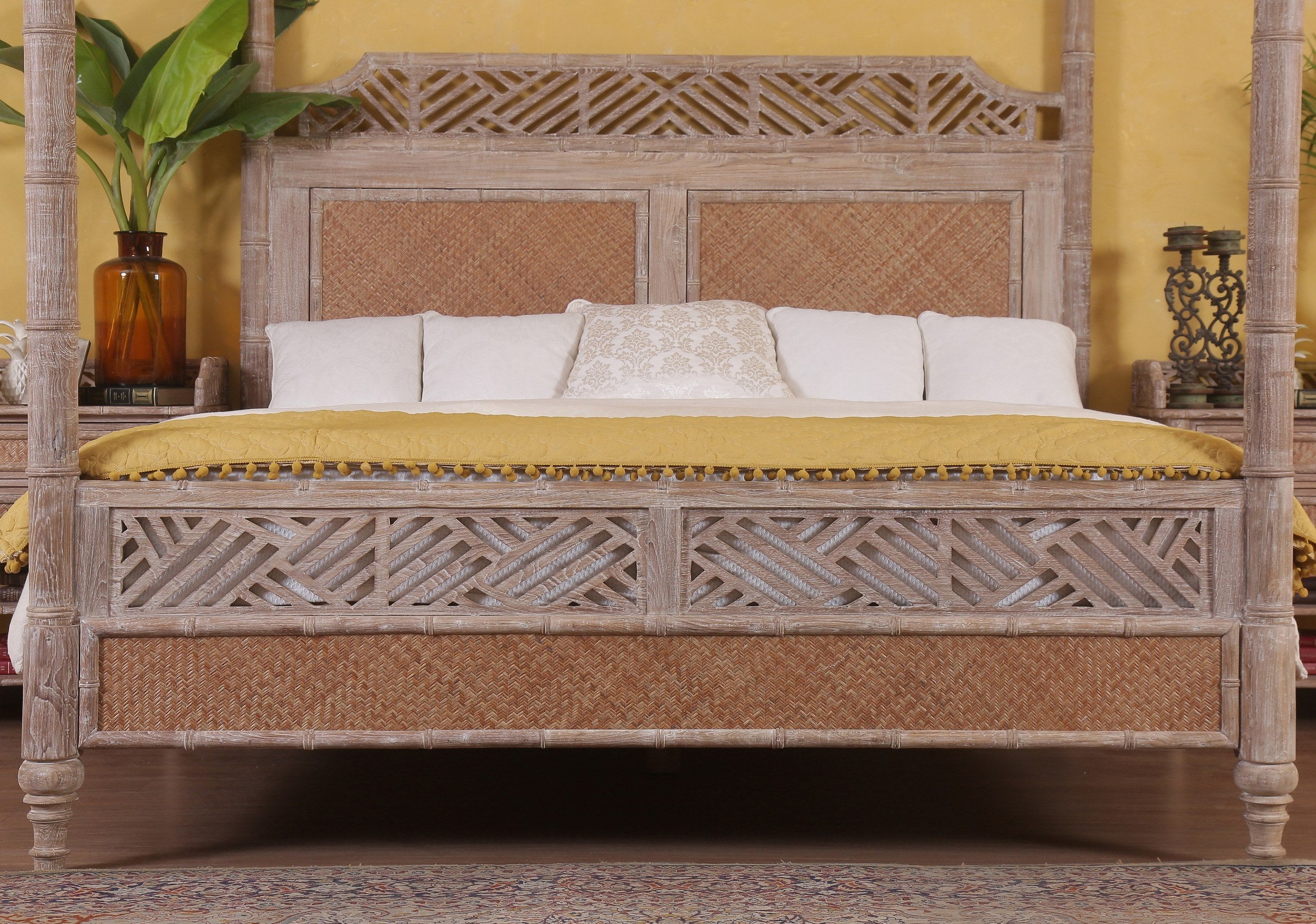 Lucia Poster Bed