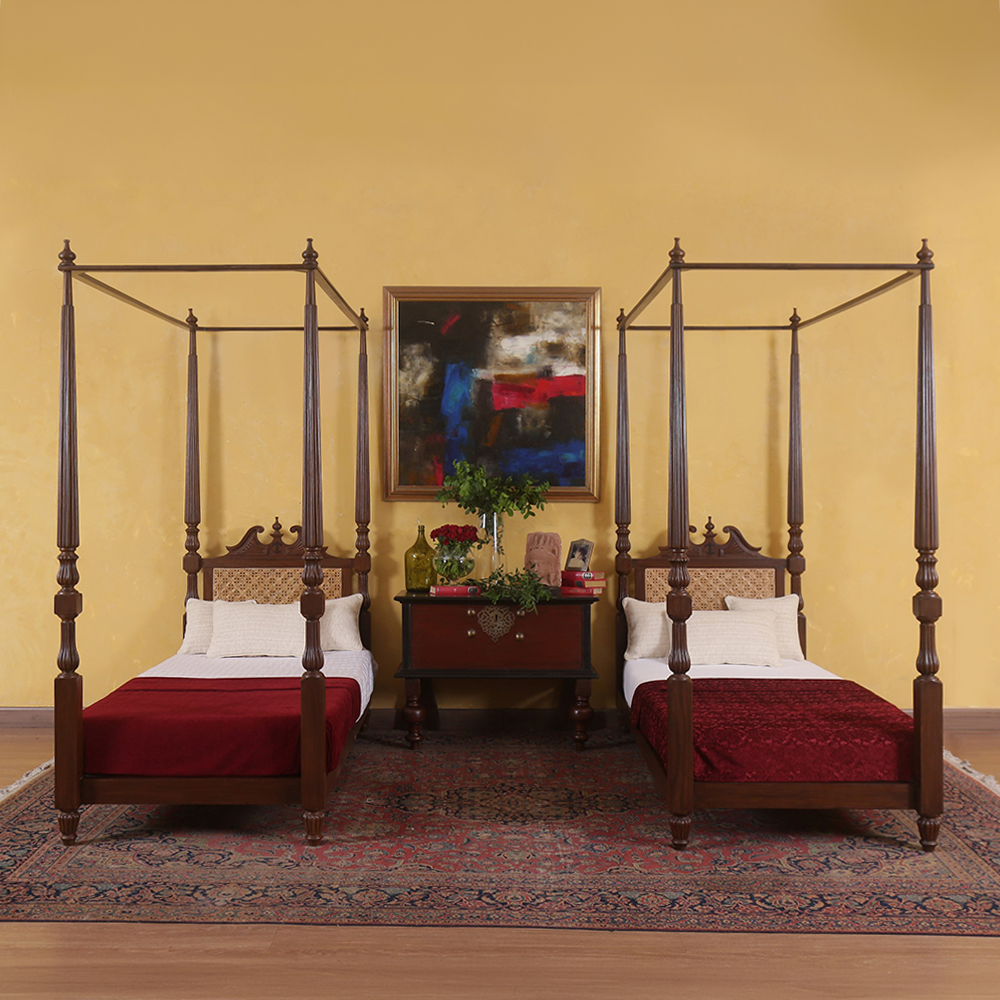 Joan Poster Bed