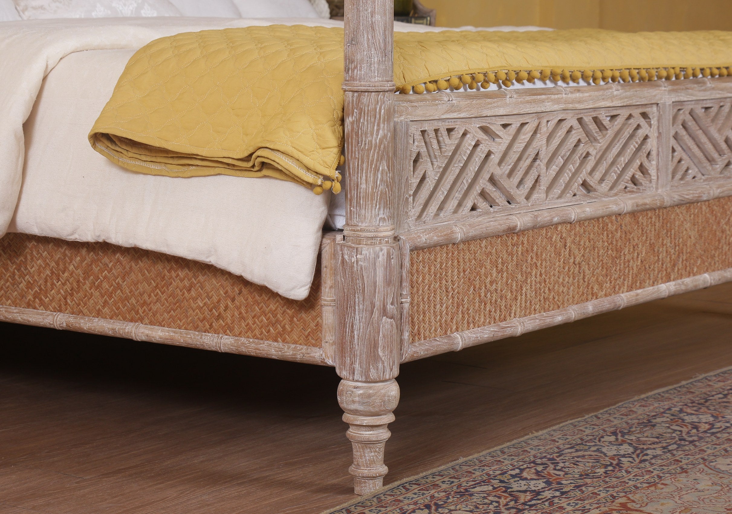 Lucia Poster Bed