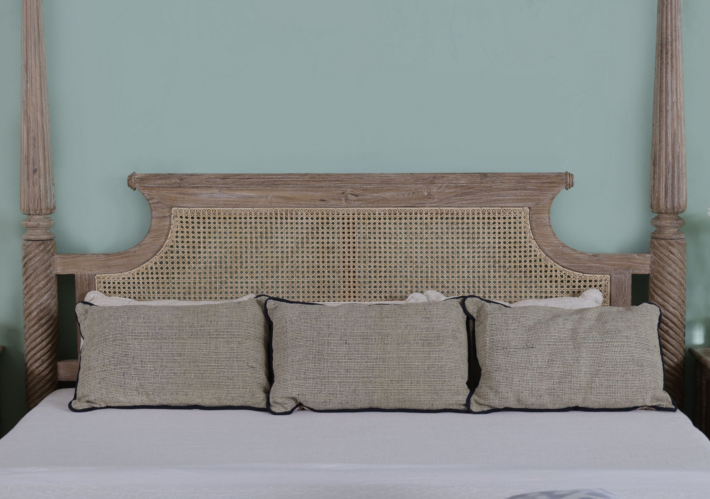 Gozney Poster Bed